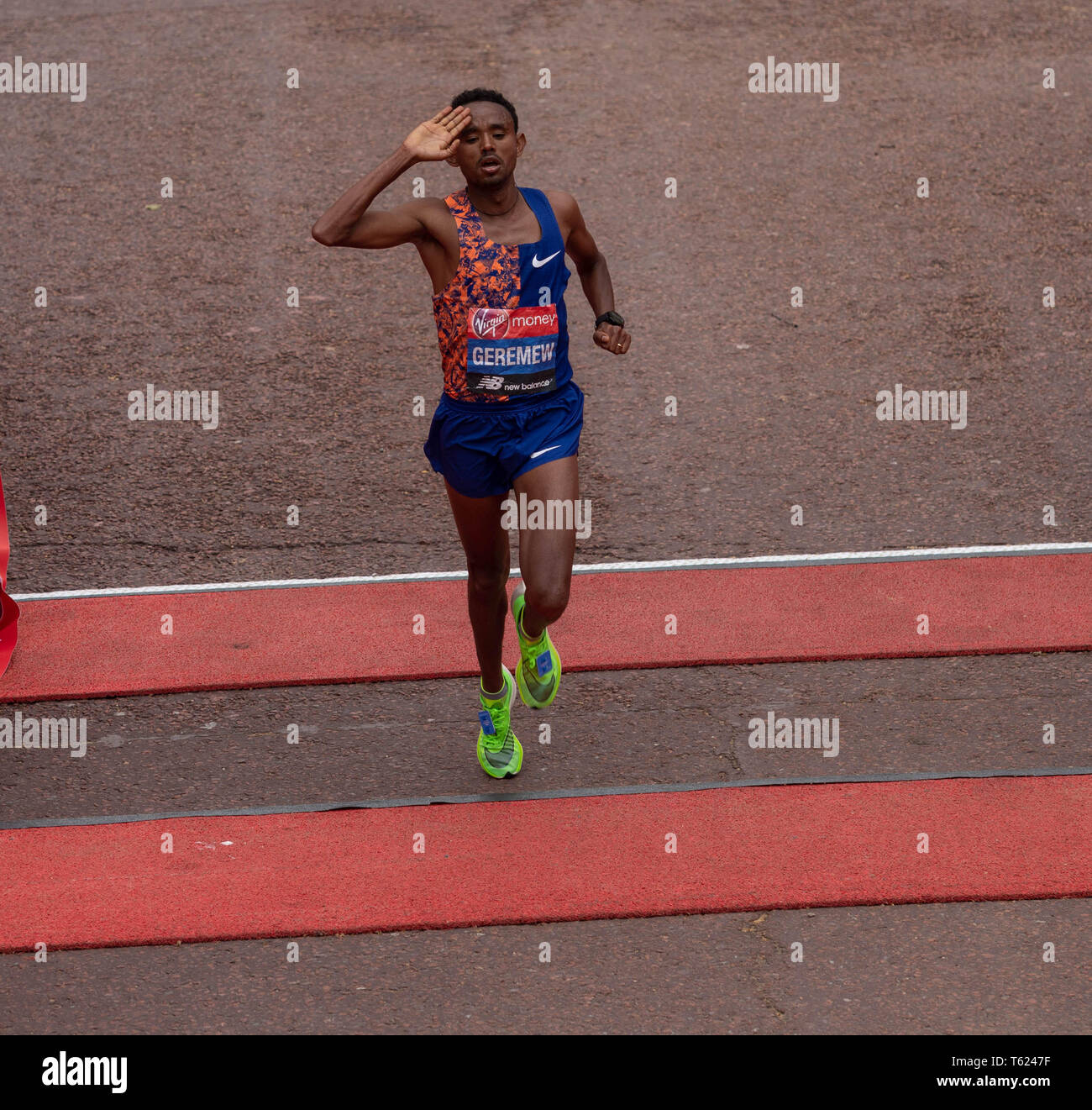 Londra, Regno Unito. Il 28 aprile 2019. Soldi VIRGIN LONDON MARATHON 2019 Mosinet Geremew dell Etiopia provengono in seconda alla maratona di Londra Credit Ian Davidson/Alamy Live News Foto Stock