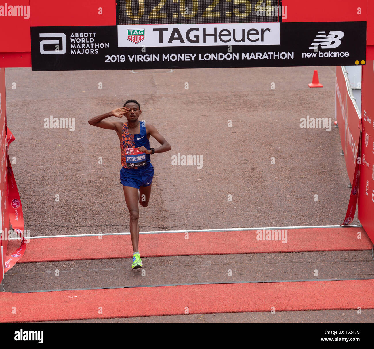 Londra, Regno Unito. Il 28 aprile 2019. Soldi VIRGIN LONDON MARATHON 2019 Mosinet Geremew dell Etiopia provengono in seconda alla maratona di Londra Credit Ian Davidson/Alamy Live News Foto Stock