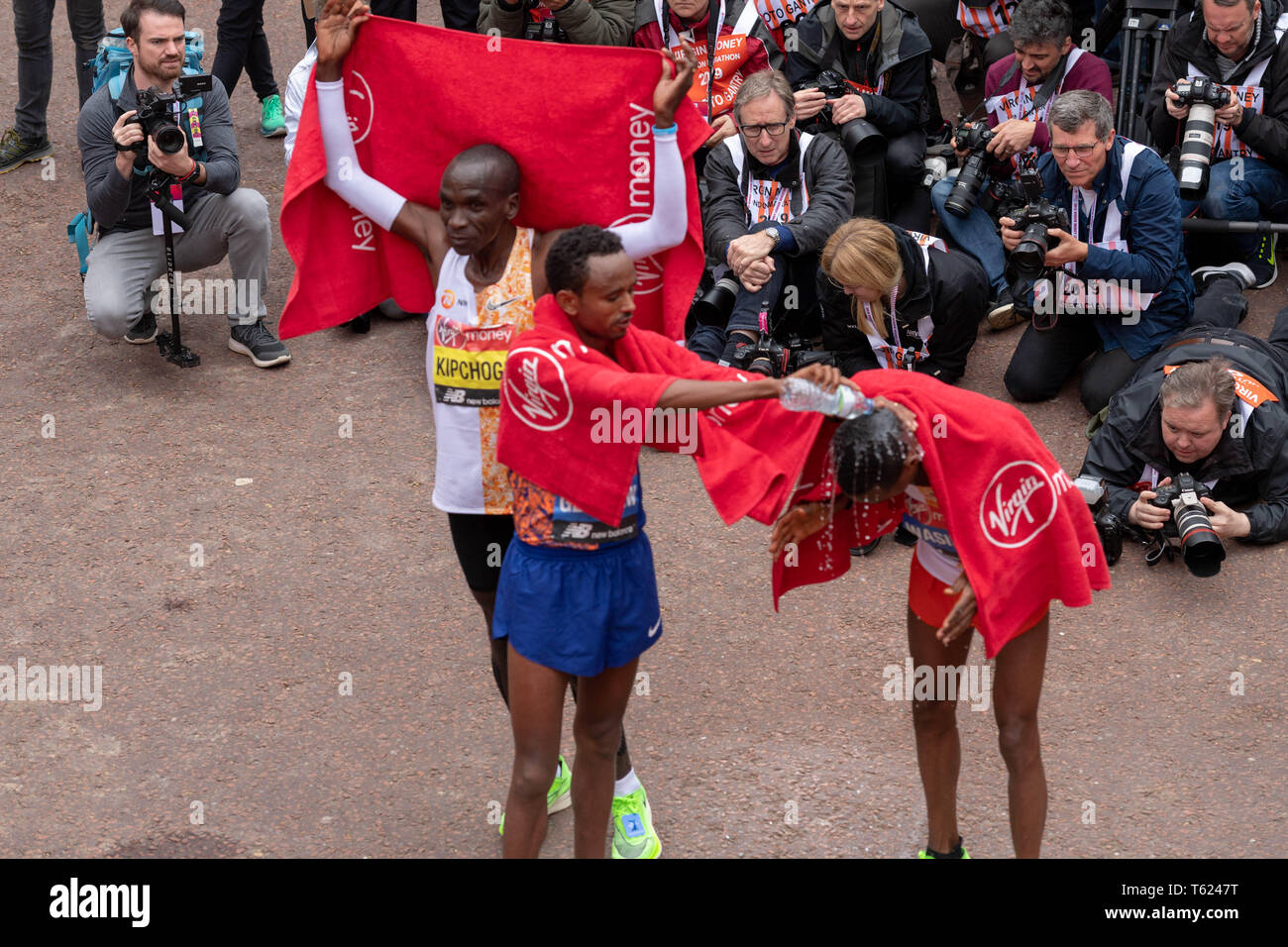 Londra, Regno Unito. Il 28 aprile 2019. Soldi VIRGIN LONDON MARATHON 2019 i primi tre uomini elite corridori affrontano la pressa; Kipchoge, (sinistra) Geeremew e Wasihun, (sinistra) faccia il credito stampa Ian Davidson/Alamy Live News Foto Stock