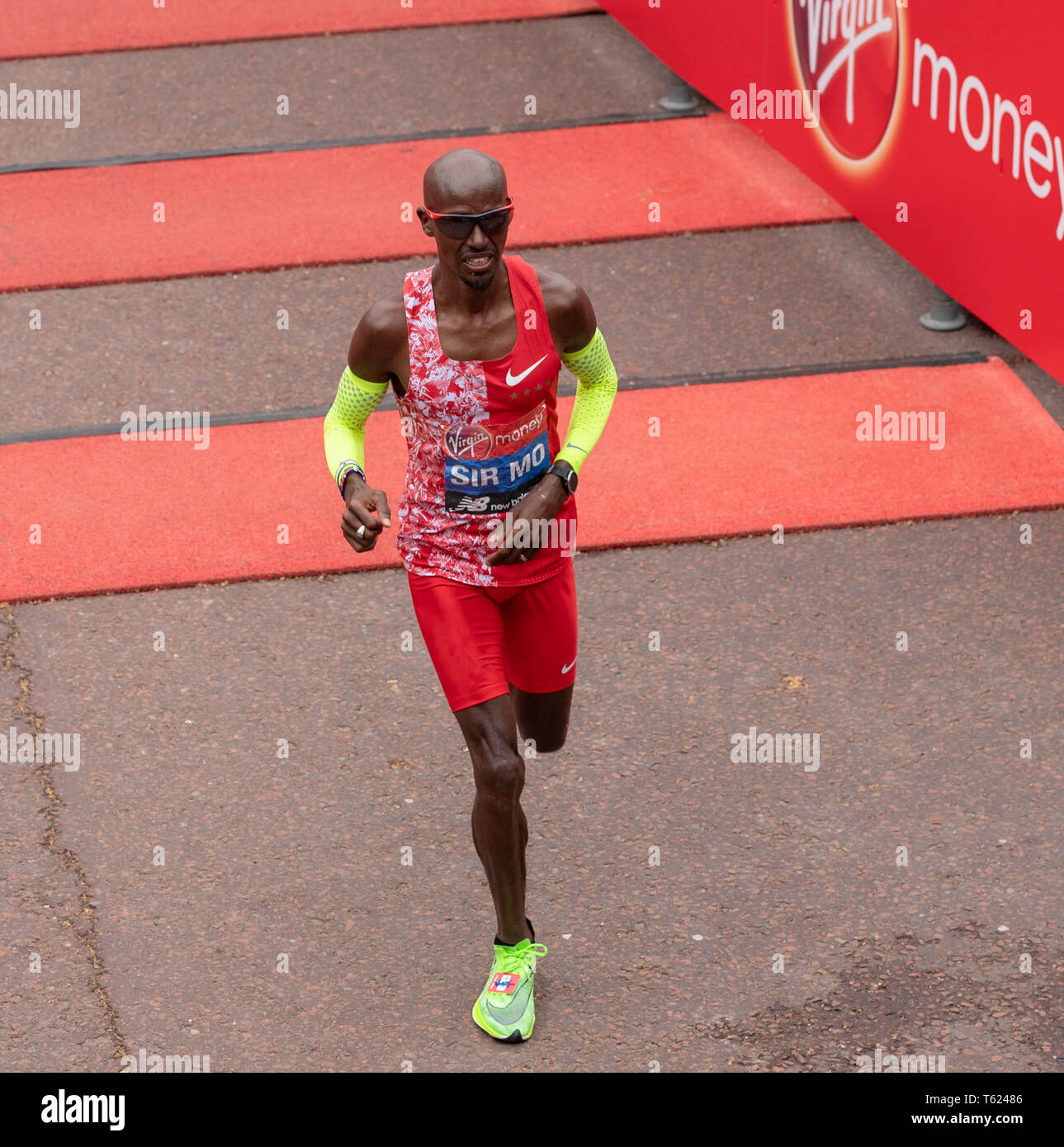 Londra, Regno Unito. Il 28 aprile 2019. Soldi VIRGIN LONDON MARATHON 2019 Sir Mo Farah entra nel quinto alla maratona di Londra Credit Ian Davidson/Alamy Live News Foto Stock