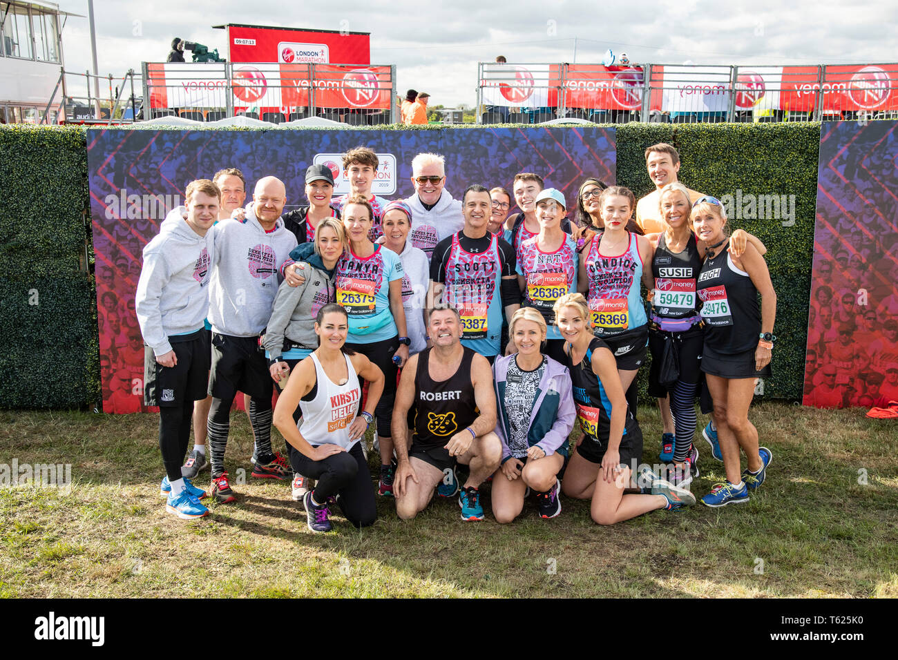 Londra, Regno Unito. 28 apr, 2019. Celebrità come Kellie Shirley, Nell McAndrew, Tanya Franks, Scott Mitchell, Jane macellazione, zafferano Barker, Chris Evans, Adam Woodyatt, Emma Barton, Jake legno, Candice Brown, Natalie Cassidy e Jamie Borthwick durante il Virgin London Marathon. Credito: Gary Mitchell, GMP Media/Alamy Live News Foto Stock