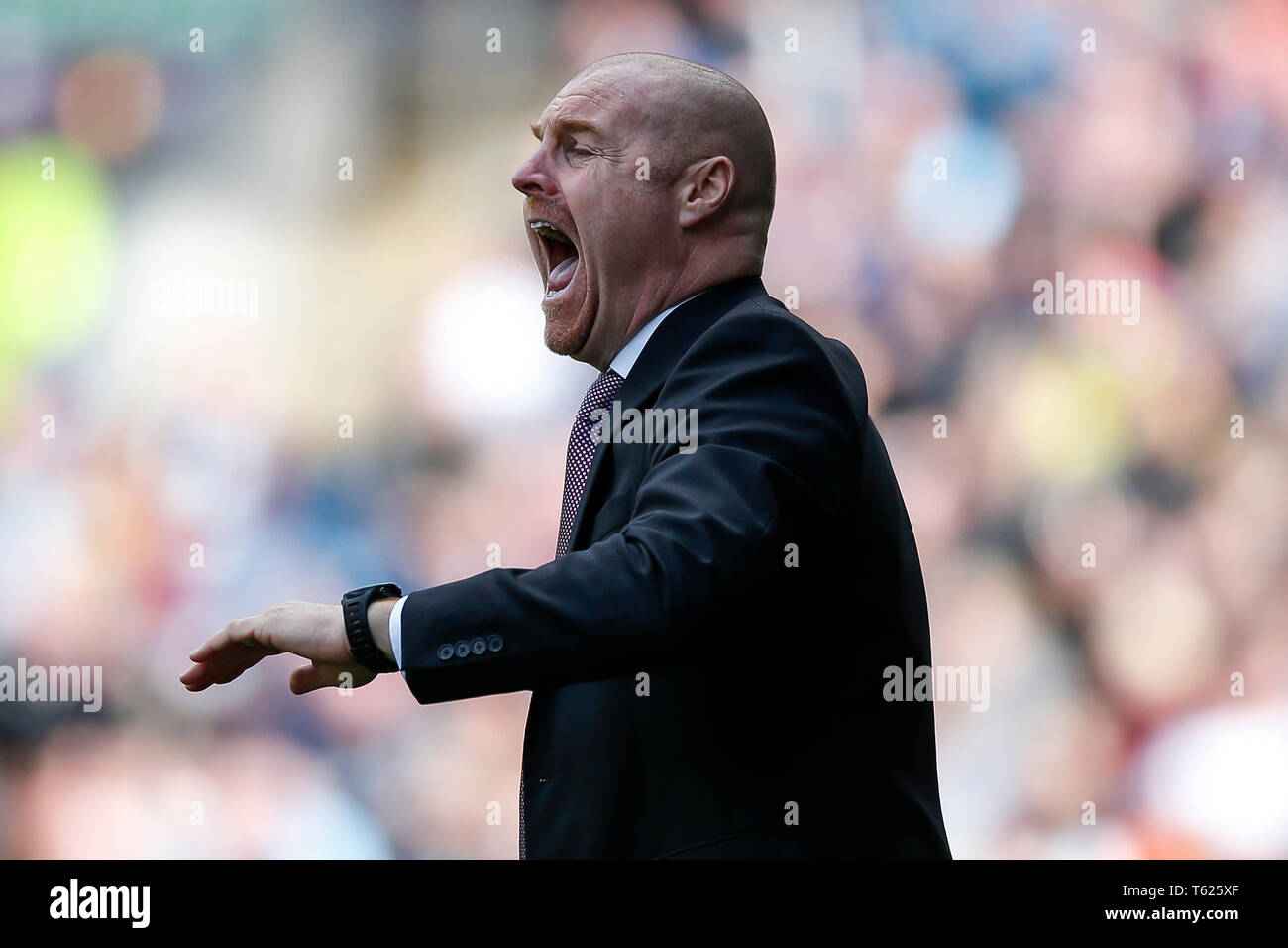 Burnley, Regno Unito. 28 apr, 2019. Burnley Manager Sean Dyche durante il match di Premier League tra Burnley e il Manchester City a Turf Moor il 28 aprile 2019. Credito: Immagini di PHC/Alamy Live News Foto Stock