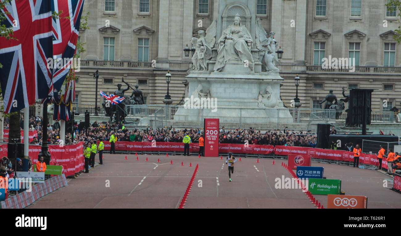 Londra, Regno Unito. 28 apr, 2019. Soldi VIRGIN LONDON MARATHON Elite vincitori uomini Eliud Kipchoge(Ken) vincitore, Mosinet Geremew (ETH) secondo posto e mulo Wasihun(PF) terzo posto e Mo Farah dopo la finitura in quinto luogo @Paolo Quezada-Neiman/Alamy Live News• Credito: Paolo Quezada-Neiman/Alamy Live News Foto Stock