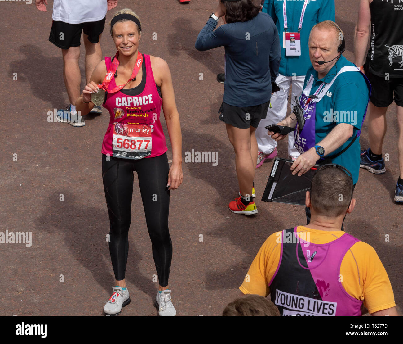 Londra, Regno Unito. 28 apr, 2019. Soldi VIRGIN LONDON MARATHON 2019 Caprice raccoglie i suoi vincitori medaglia alla maratona di Londra Credito: Ian Davidson/Alamy Live News Foto Stock