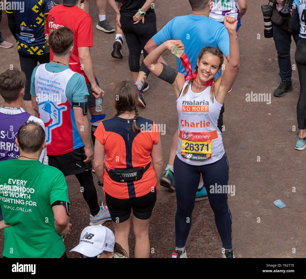 Londra, Regno Unito. 28 apr, 2019. Soldi VIRGIN LONDON MARATHON 2019 Sky Sports Presenter Charlie Webster raccoglie i suoi vincitori medaglia alla maratona di Londra Credito: Ian Davidson/Alamy Live News Foto Stock