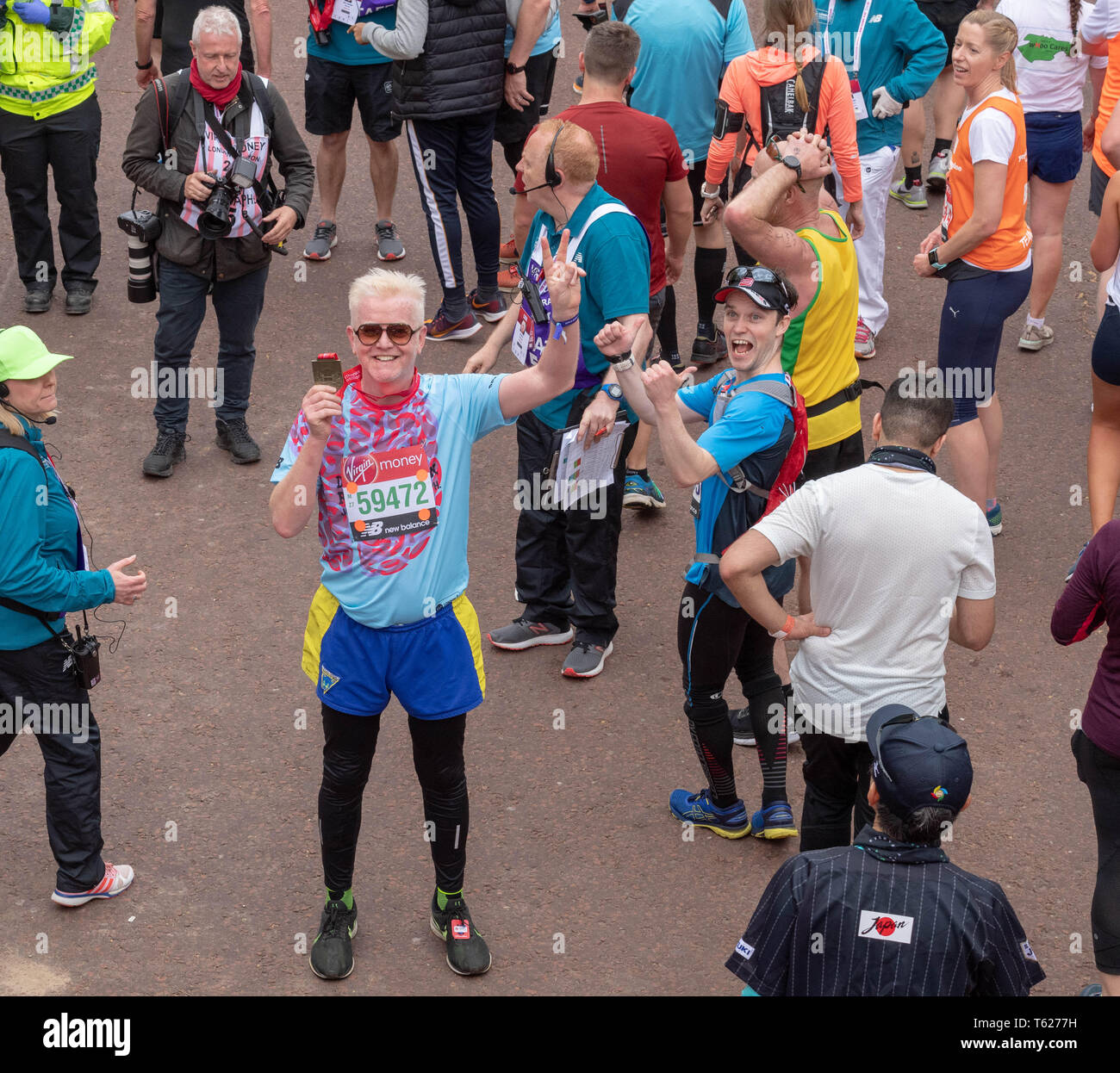 Londra, Regno Unito. 28 apr, 2019. Soldi VIRGIN LONDON MARATHON 2019 Chris Evans readio presenter riceve la sua medaglia Credito: Ian Davidson/Alamy Live News Foto Stock
