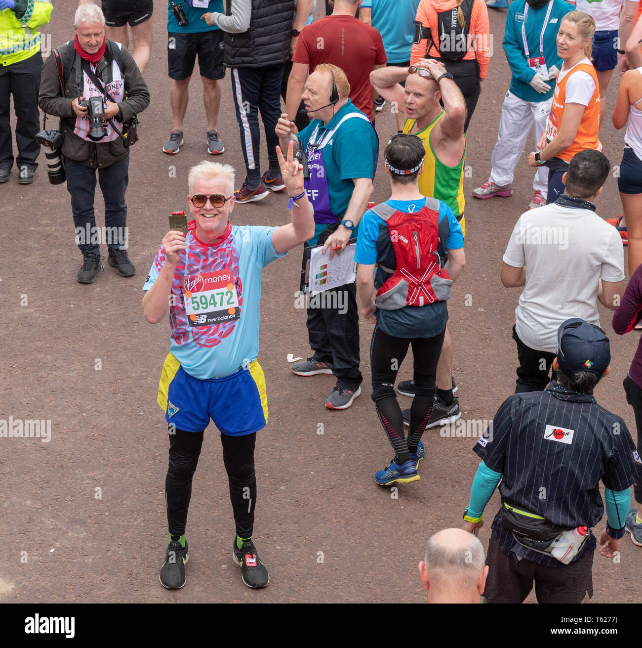 Londra, Regno Unito. 28 apr, 2019. Soldi VIRGIN LONDON MARATHON 2019 Radio presenter Chris Evans raccoglie i suoi vincitori medaglia alla maratona di Londra Credito: Ian Davidson/Alamy Live News Foto Stock