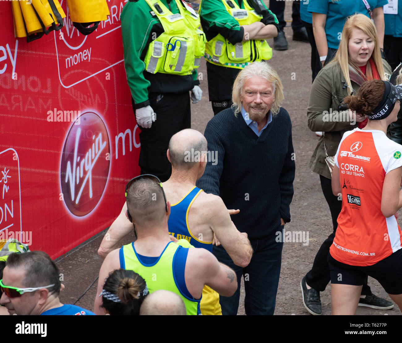 Londra, Regno Unito. 28 apr, 2019. Soldi Virgin London Marathon di Sir Richard Branson greeets runbners Credito: Ian Davidson/Alamy Live News Foto Stock