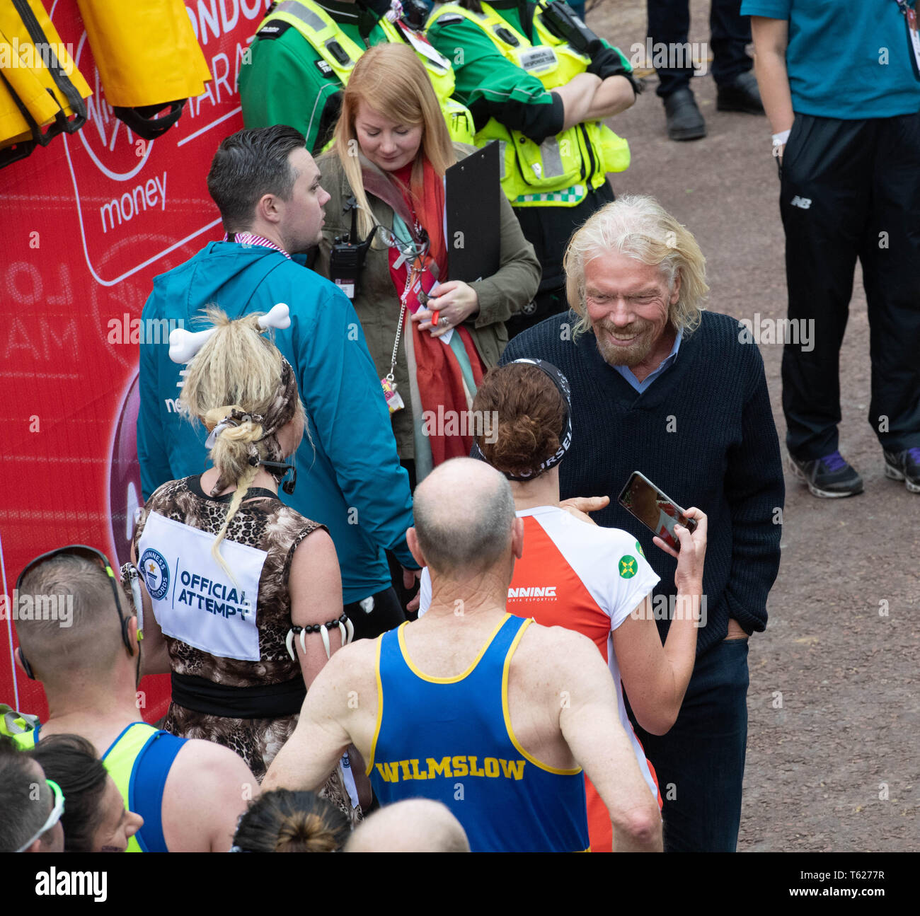 Londra, Regno Unito. 28 apr, 2019. Soldi VIRGIN LONDON MARATHON 2019 Sir Richard Branson parla con guide a la maratona di credito: Ian Davidson/Alamy Live News Foto Stock