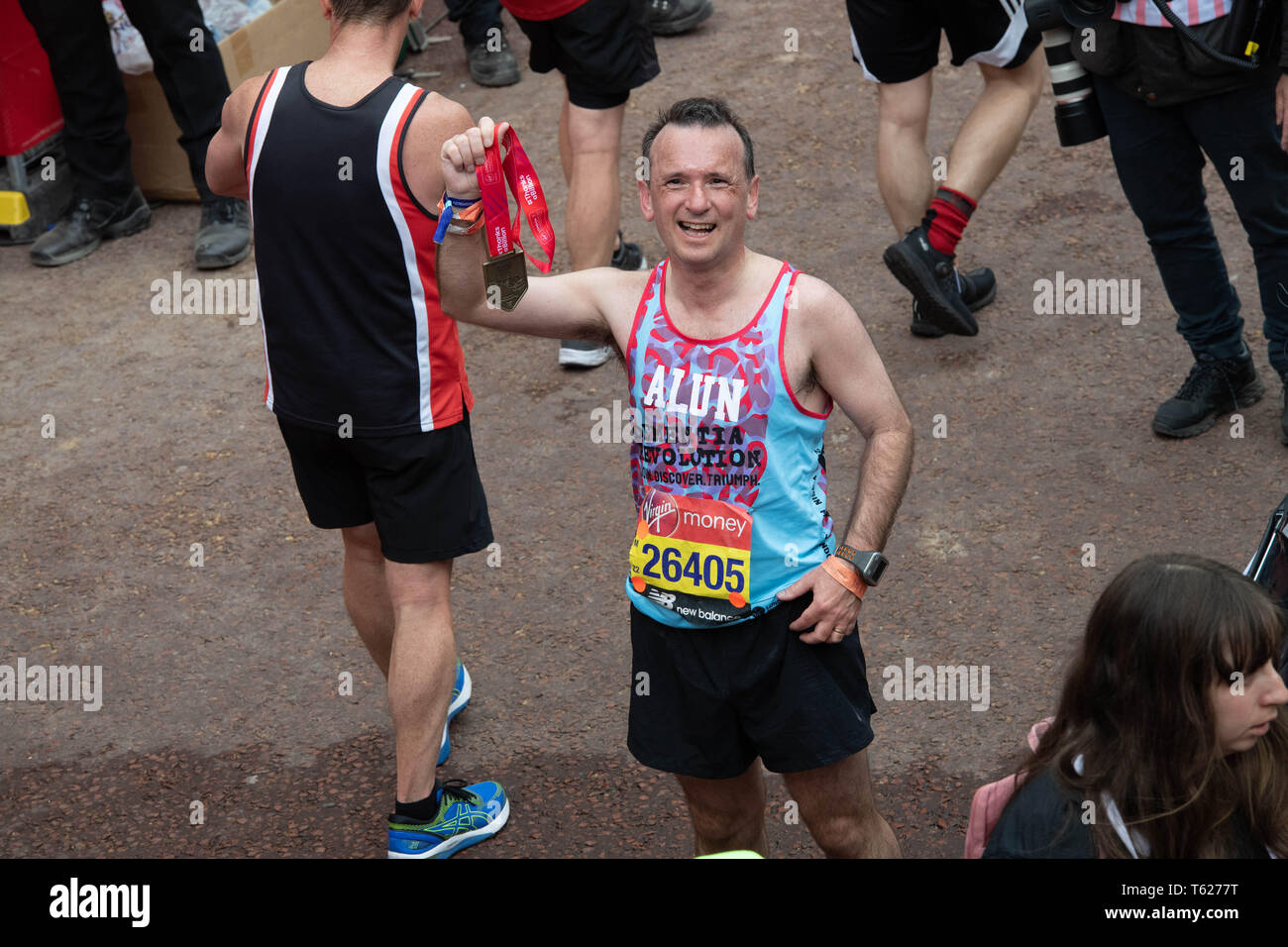 Londra, Regno Unito. 28 apr, 2019. Soldi VIRGIN LONDON MARATHON 2019 Alun Cairns il Segretario di Stato per il Galles raccoglie il suo credito medaglia: Ian Davidson/Alamy Live News Foto Stock