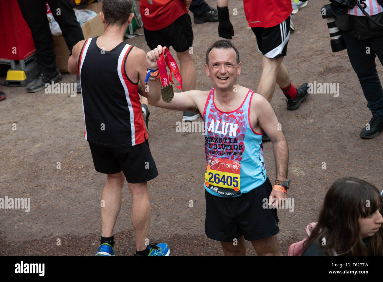 Londra, Regno Unito. 28 apr, 2019. Soldi VIRGIN LONDON MARATHON 2019 Alun Cairns, Segretario di Stato per il Galles raccoglie i suoi vincitori della medaglia: Credito Ian Davidson/Alamy Live News Foto Stock