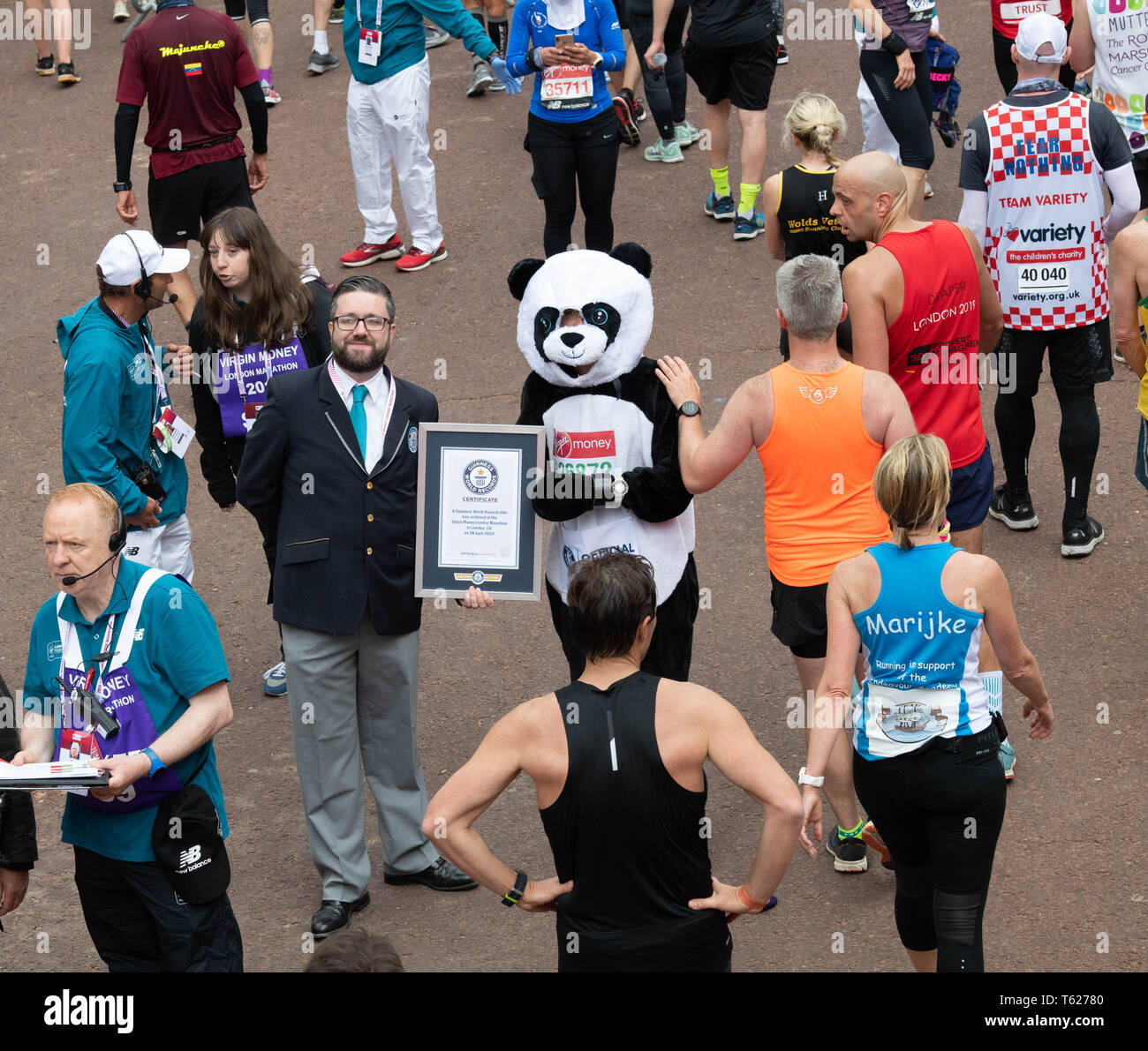 Londra, Regno Unito. 28 apr, 2019. Soldi VIRGIN LONDON MARATHON 2019 Guinness world record per il più veloce persona vestita come un panda Credito: Ian Davidson/Alamy Live News Foto Stock