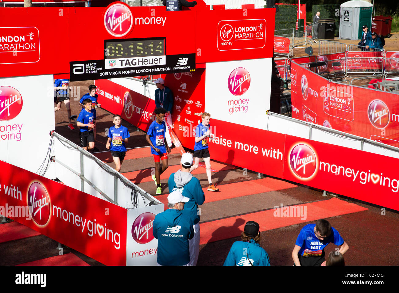 Londra, Regno Unito. 28 Aprile 2019,Bambini tagliare il traguardo della Maratona di Londra in The Mall.Credit Keith Larby/Alamy Live News Foto Stock