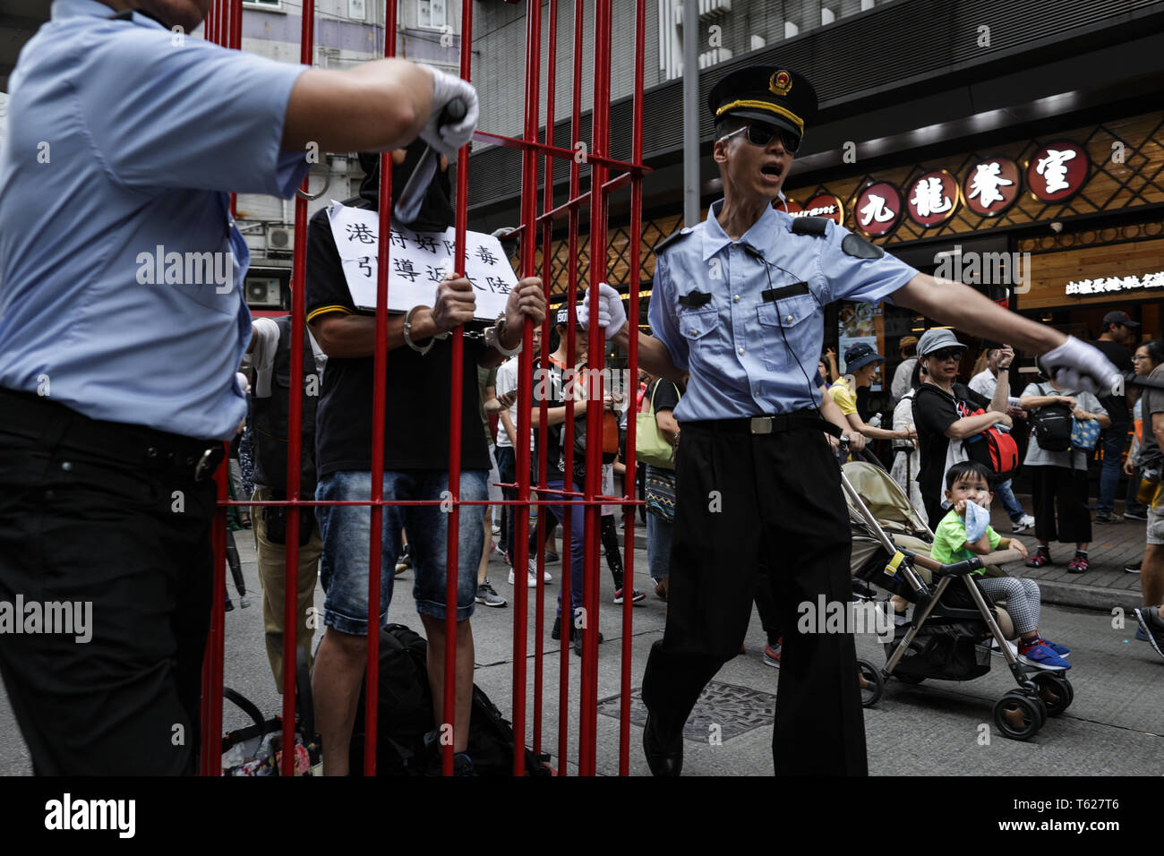 Hong Kong, Cina. 28 apr, 2019. I dimostranti si vede vestito come poliziotti cinesi e fuggitivo durante la dimostrazione.Una stima approssimativa di 130.000 manifestanti hanno marciato verso il basso l'arteria principale di Hong Kong per protestare contro una nuova legge in materia di estradizione emendamenti proposti in Hong Kong. Gli emendamenti dovrebbero consentire il governo di Hong Kong per il trasferimento di latitanti in Cina e in altri paesi con cui Hong Kong non ha precedenti accordi di estradizione. La proposta è soddisfatta con un insolitamente ampia opposizione, e si trova di fronte a una resistenza significativa nella città del legislatore. Credito: ZUMA Press, Inc./Alamy Live News Foto Stock