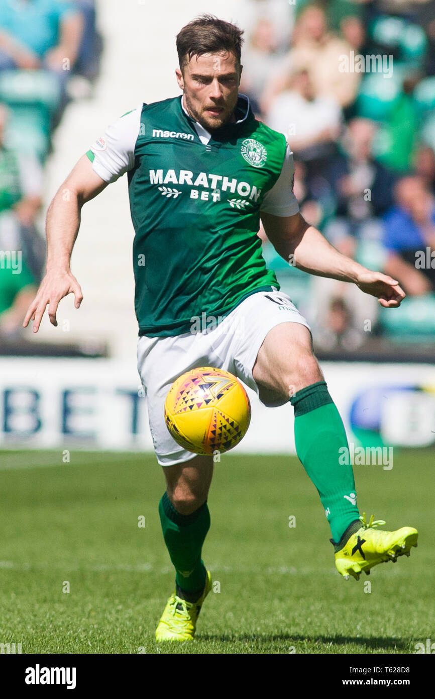 Edinburgh, Regno Unito. Il 28 aprile 2019. Lewis Stevenson Hibernian durante la Ladbrokes Premiership match tra Hibernian e cuori a Easter Road il 28 aprile 2019 in Edinbugh, UK. Solo uso editoriale, è richiesta una licenza per uso commerciale. Nessun uso in scommesse, giochi o un singolo giocatore/club/league pubblicazione. Credito: Scottish Borders Media/Alamy Live News Foto Stock