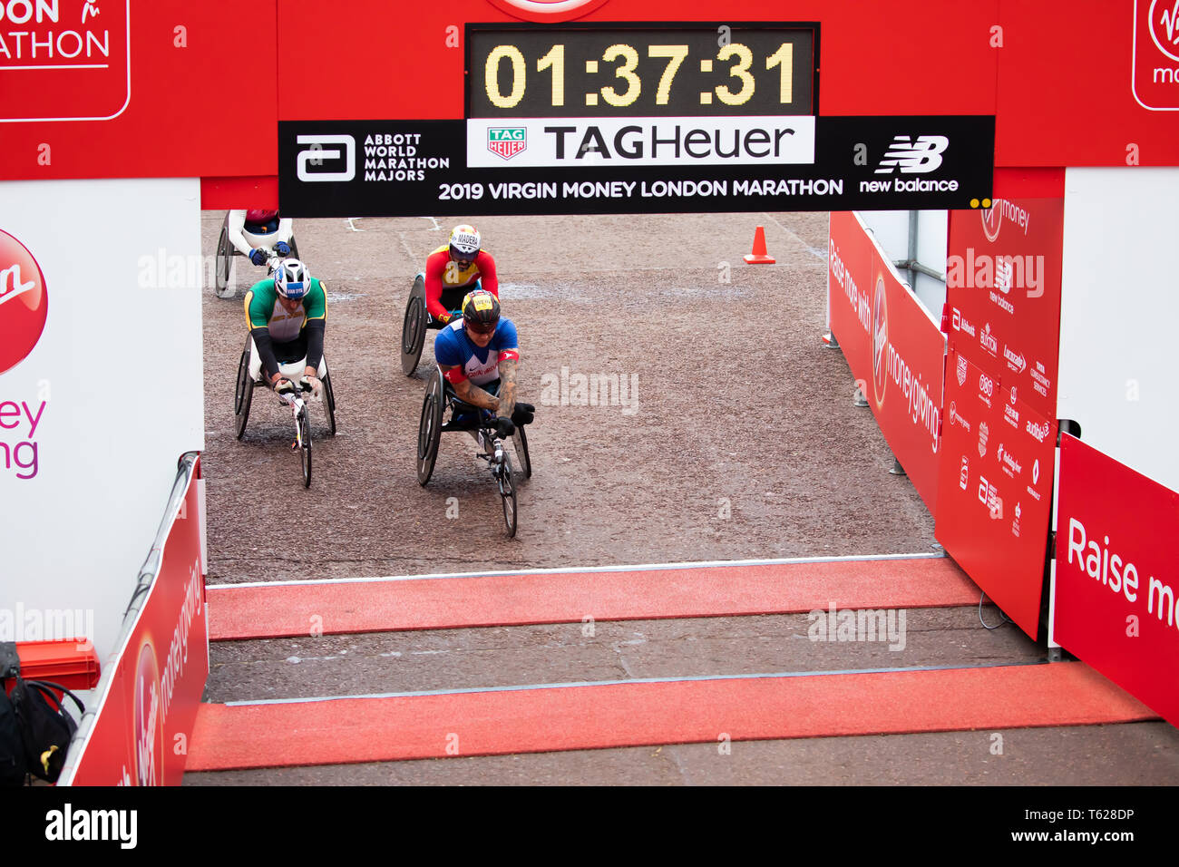 Londra, Regno Unito. Il 28 aprile 2019. Sedia a rotelle atleti tagliare il traguardo della 39th maratona di Londra in The Mall. Credito: Keith Larby/Alamy Live News Foto Stock