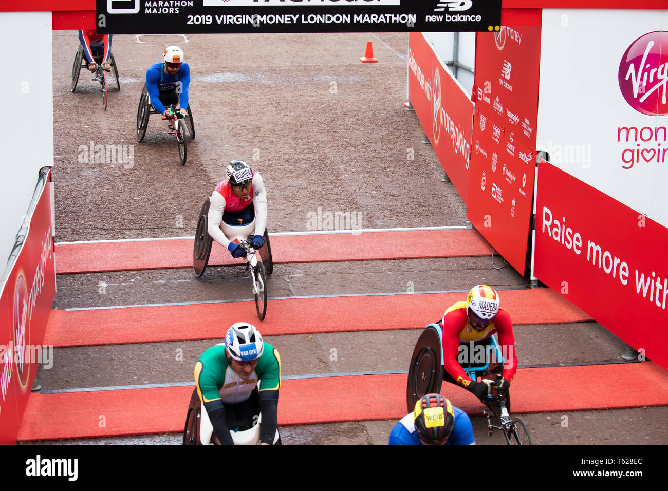 Londra, Regno Unito. Il 28 aprile 2019. Sedia a rotelle atleti tagliare il traguardo della 39th maratona di Londra in The Mall. Credito: Keith Larby/Alamy Live News Foto Stock