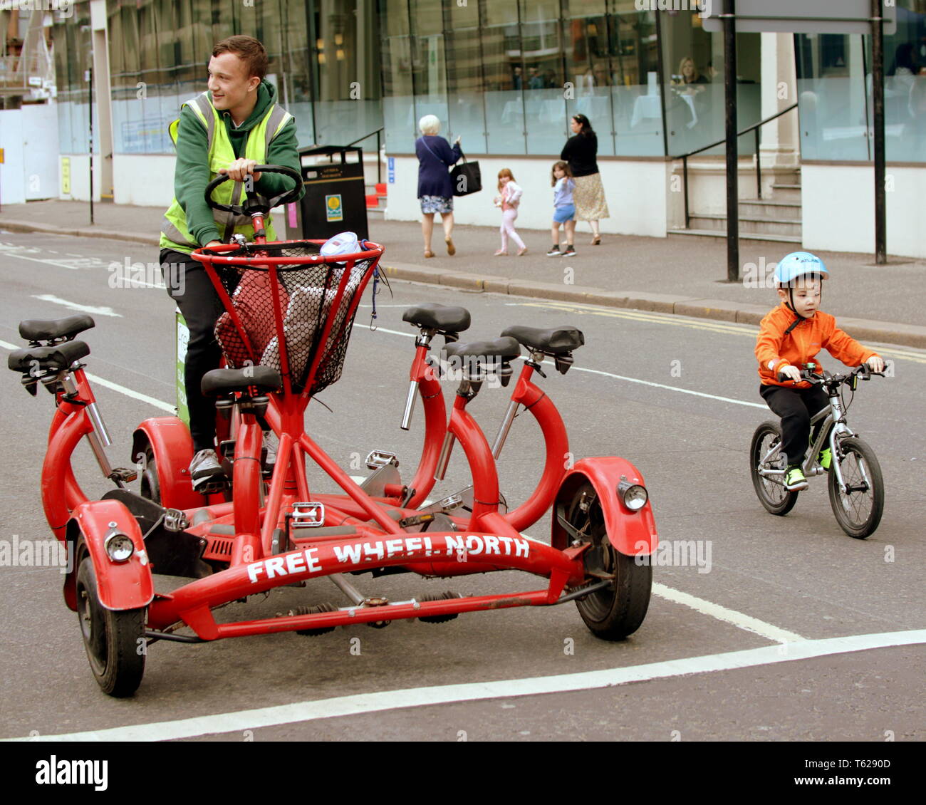 Glasgow, Scotland, Regno Unito 28THD Aprile, 2019. Viaggiare meglio Glasgow come hanno lanciato la loro sfida maggio, una virtuale intorno al mondo ciclo, in un'auto-free George Square di domenica 28 aprile. Addebitato come un evento ecologico per la salute e l'ambiente, pochi rivolta verso l'alto. Le strade vuote aveva poche persone disposte a peddle di esse e le altre organizzazioni presenti hanno avuto pochi visitatori al loro stalle. Credito traghetto Gerard/Alamy Live News Foto Stock