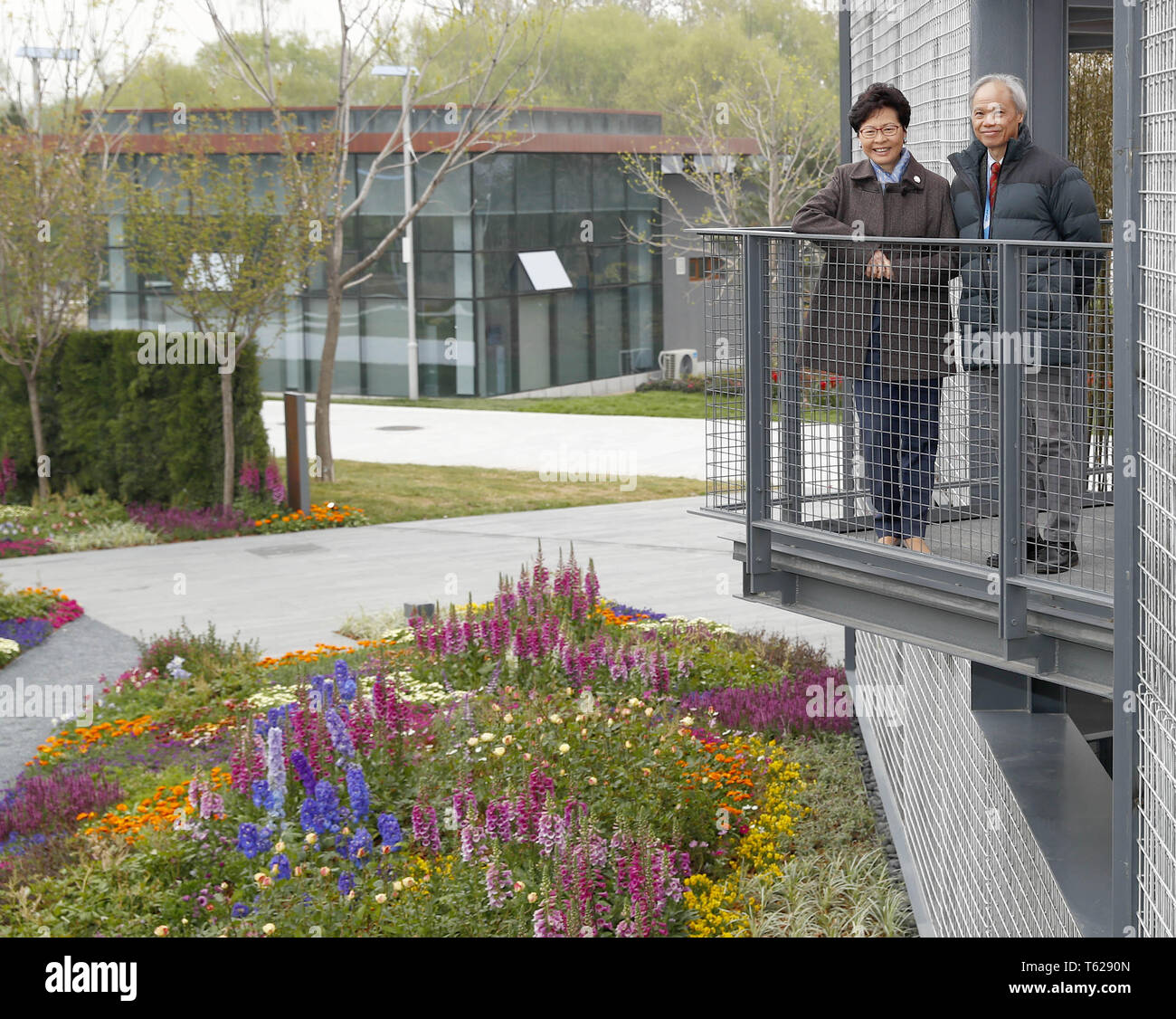 Pechino, Cina. 28 apr, 2019. Carrie Lam Cheng Yuet-ngor, chief executive di Cinese della Regione amministrativa speciale di Hong Kong, visite di Hong Kong Garden a livello internazionale mostra ortoculturale 2019 Pechino, a Pechino, capitale della Cina, 28 aprile 2019. Credito: Chen Jianli/Xinhua/Alamy Live News Foto Stock