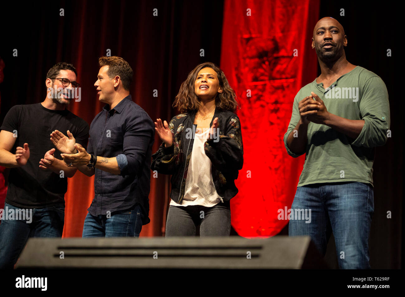 Bonn, Germania. 26 apr, 2019. Tom Ellis, Kevin Alejandro, Lesley-Ann Brandt e DB Woodside al MagicCon 3 al Maritim Hotel. Bonn, 26.04.2019 | Utilizzo di credito in tutto il mondo: dpa/Alamy Live News Foto Stock