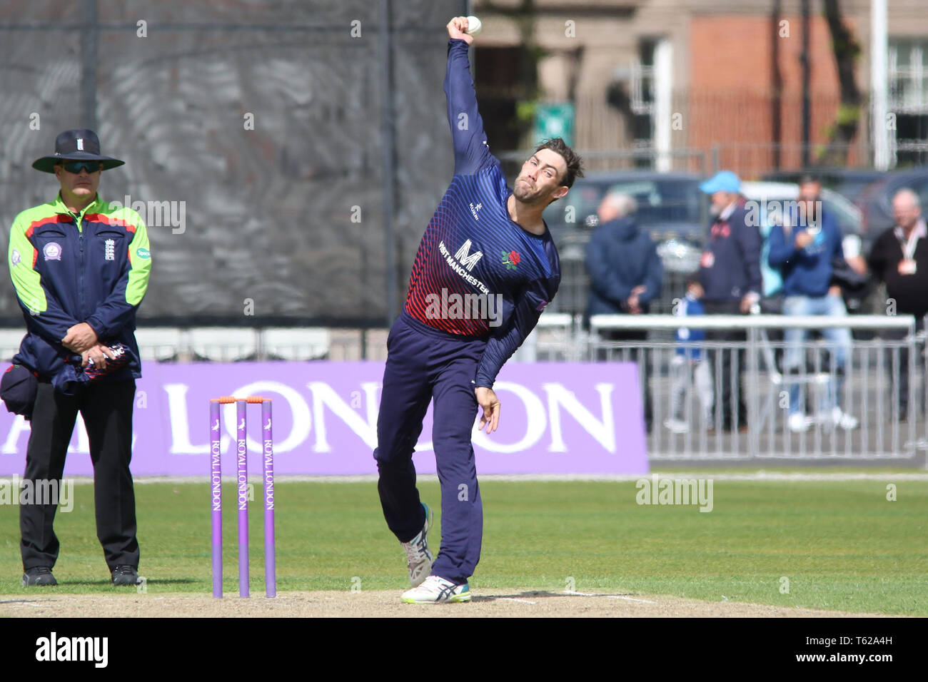 Lancashire, Regno Unito. 28 apr, 2019. Glenn Maxwell bowling durante il Royal London One-Day Cup match tra Lancashire v Leicestershire Volpi a Emirates Old Trafford Cricket Ground, Manchester, Inghilterra il 28 aprile 2019. Foto di Giovanni Mallett. Solo uso editoriale, è richiesta una licenza per uso commerciale. Nessun uso in scommesse, giochi o un singolo giocatore/club/league pubblicazioni. Credit: UK Sports Pics Ltd/Alamy Live News Foto Stock