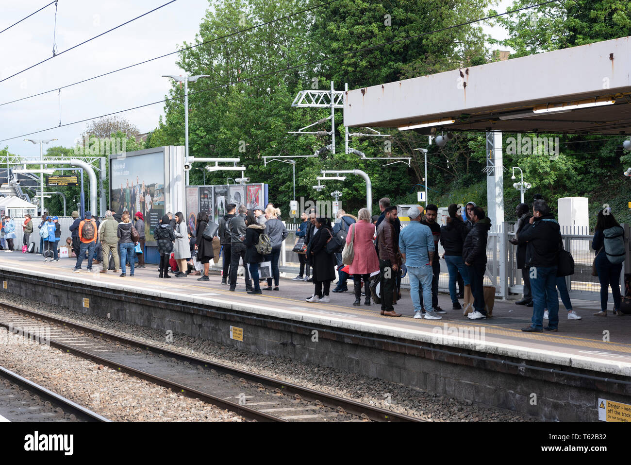 Londra, Regno Unito. 28 apr, 2019. I passeggeri in attesa in una stazione ferroviaria come risultato della cancellazione del treno per l'aeroporto di Heathrow a causa di un incendio vicino all'Aeroporto in Londra, Regno Unito, il 28 aprile 2019. Londra Vigili del Fuoco detto Domenica non ci sono stati rapporti di qualsiasi pregiudizio dopo un incendio in un magazzino vicino a Heathrow Airport ha causato preoccupazione sui social media. Londra i Vigili del Fuoco hanno confermato un contenitore piazzale di stoccaggio è stato acceso e testimoni detta grande nero pennacchi di fumo che potrebbe essere visto billowing in cielo dall'aeroporto. Credito: Ray codolo/Xinhua/Alamy Live News Foto Stock