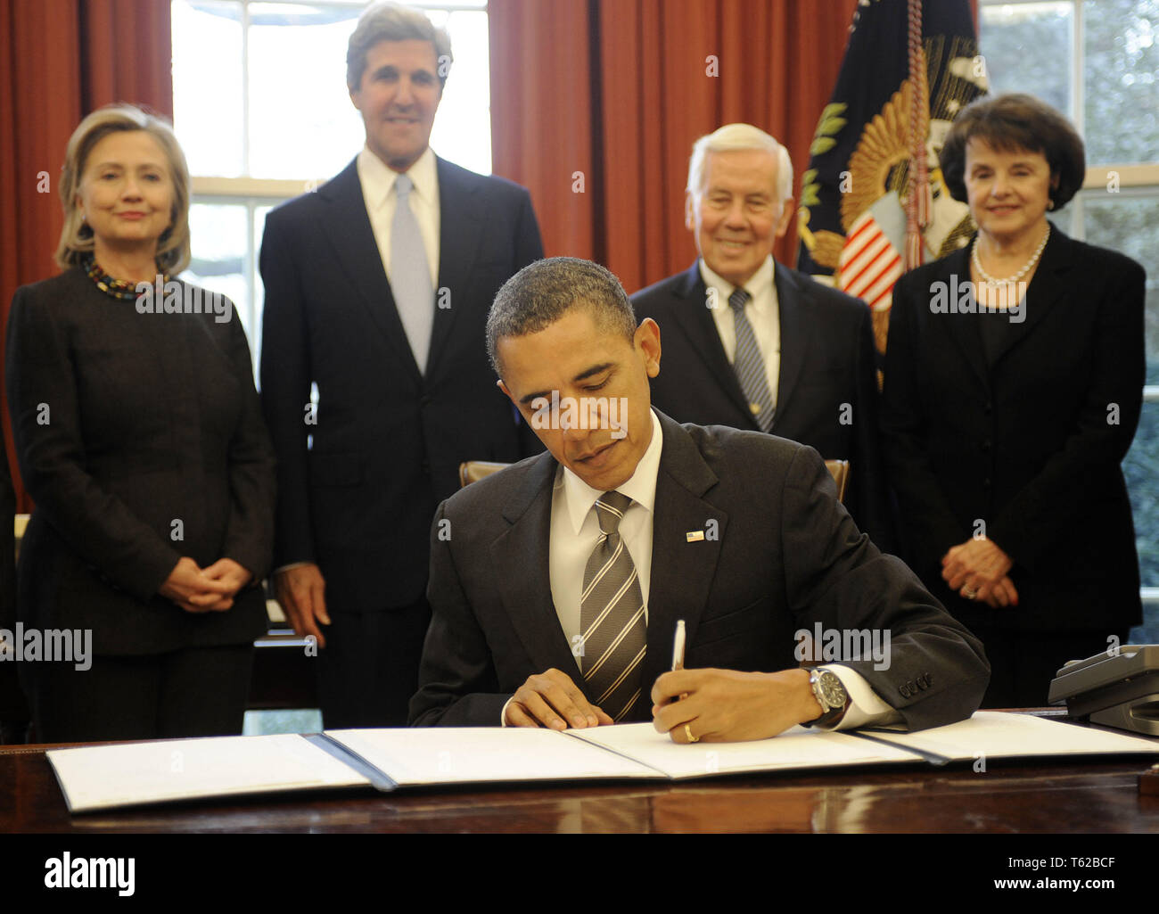 Washington, Distretto di Columbia, Stati Uniti d'America. 2° febbraio 2011. Il Presidente degli Stati Uniti Barack Obama firma il nuovo Trattato START durante una cerimonia nell'Ufficio Ovale della Casa Bianca con, da sinistra, U.S. Il segretario di Stato Hillary Rodham Clinton, U.S. Il senatore John Kerry (democratico del Massachusetts), STATI UNITI Il senatore Richard Lugar (repubblicano di Indiana), U.S. Il senatore Dianne Feinstein (Democratico della California). Credito: Leslie E. Kossoff/Piscina via CNP Credito: Leslie E. Kossoff/CNP/ZUMA filo/Alamy Live News Foto Stock