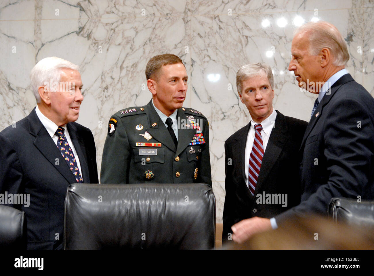 Washington, DC - 10 settembre 2007 -- Stati Uniti il senatore Richard Lugar (repubblicano di Indiana), classifica stati, sinistra, Esercito degli Stati Uniti Il generale David H. Petraeus, comandante della forza multinazionale - Iraq (MNF-I), il centro sinistra, Ambasciatore degli Stati Uniti in Iraq Ryan Crocker, centro a destra, e Stati Uniti il senatore Joseph Biden (Democratico del Delaware), presidente di condividere alcuni pensieri prima testimonianza sul futuro corso della guerra in Iraq nel corso di un'audizione del senato degli Stati Uniti Comitato delle relazioni estere, sul colle del Campidoglio di Washington DC martedì, 11 settembre 2007.Credit: Ron Foto Stock