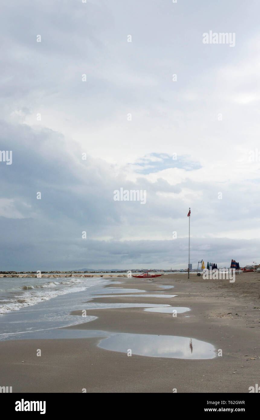 Una spiaggia di sabbia dopo la pioggia Foto Stock