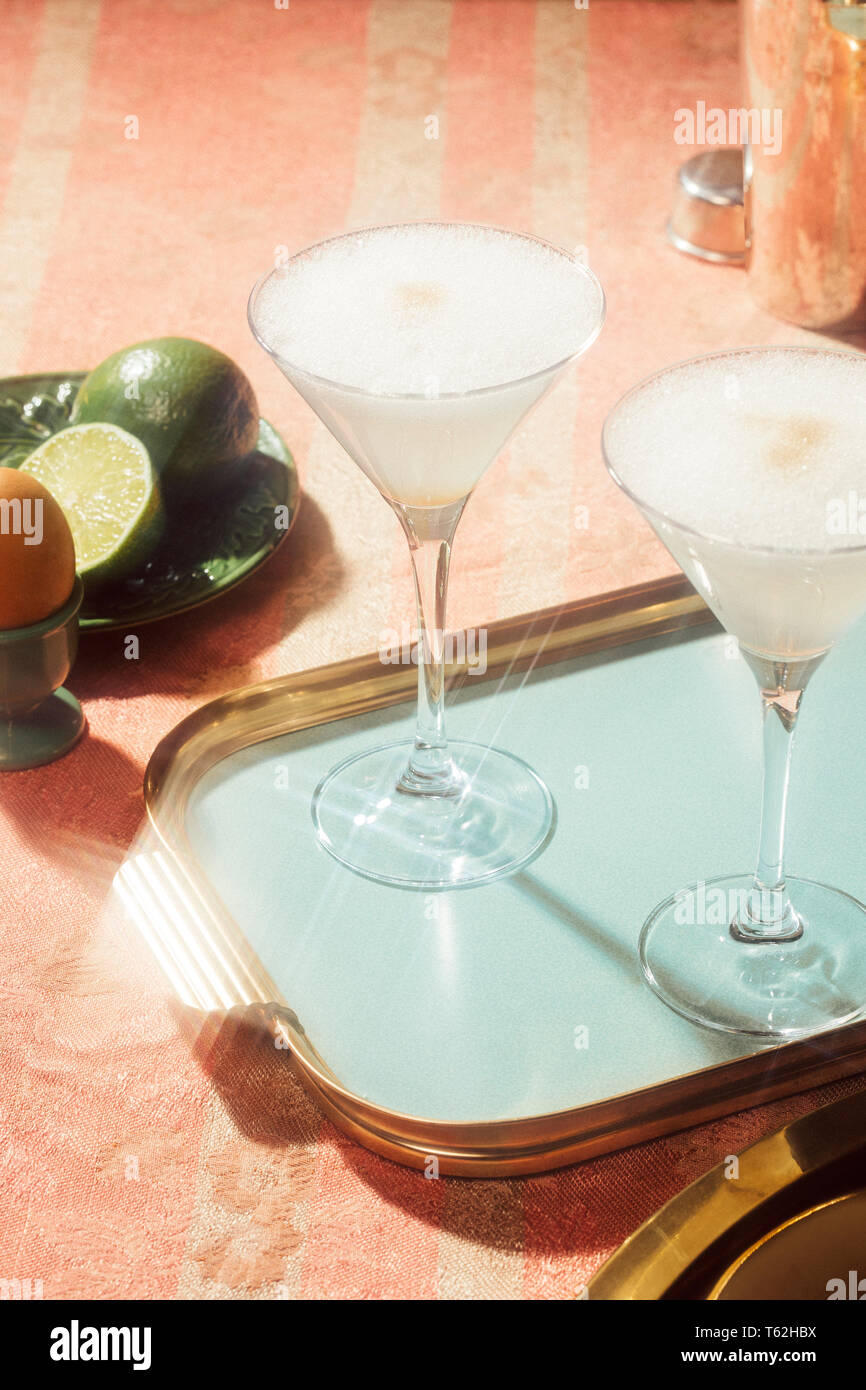 Pisco Sour Un Cocktail Con Pisco Con Il Succo Di Lime O Di Limone Bianco D Uovo E Amargo Chungo O Angostura In Un Lussuoso Stile Contemporaneo Foto Stock Alamy