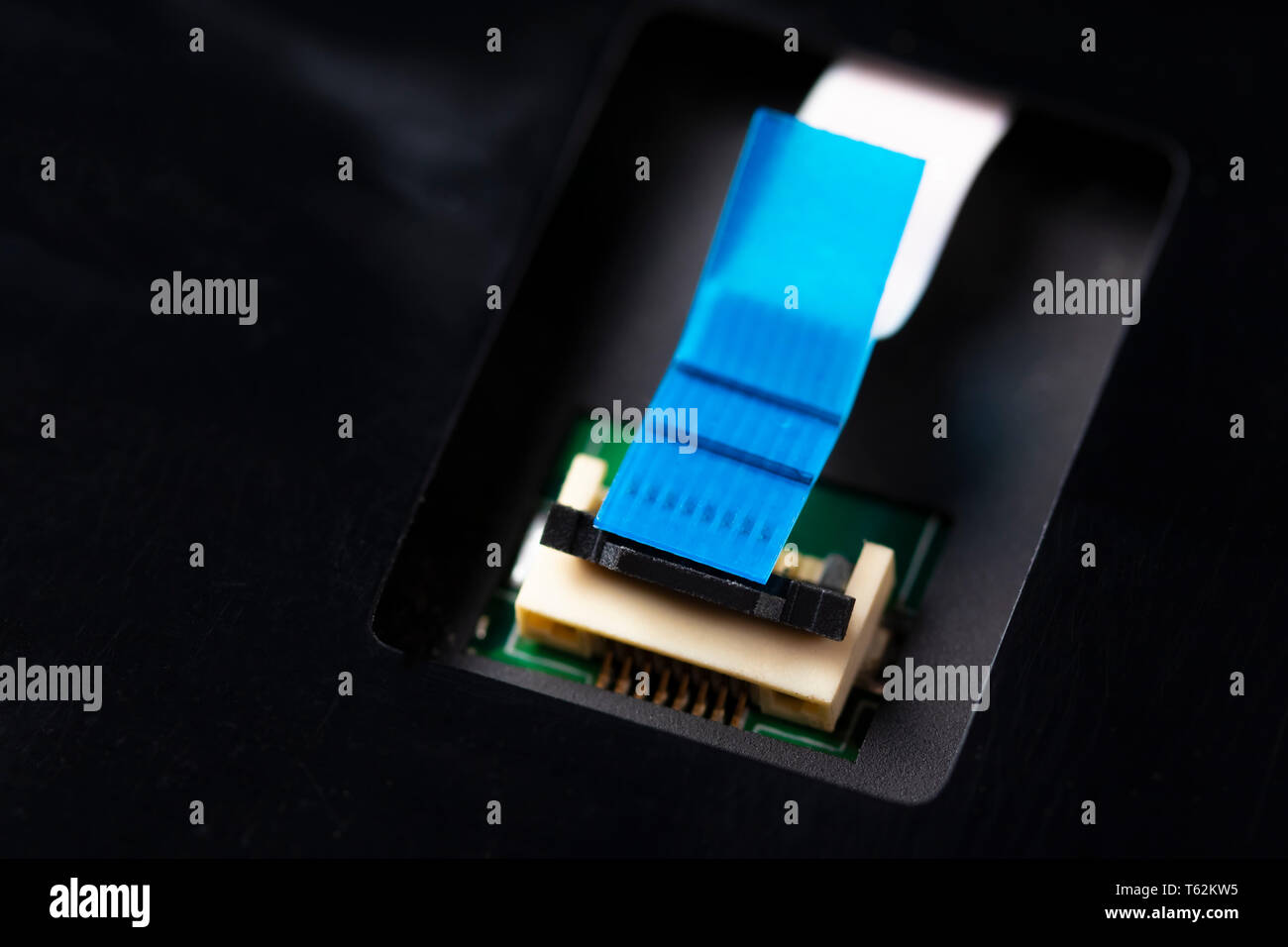 Calcolatore connettore e cavo sul processore scheda elettronica. Lo smontaggio e la pulizia del computer. Parte del laptop Foto Stock