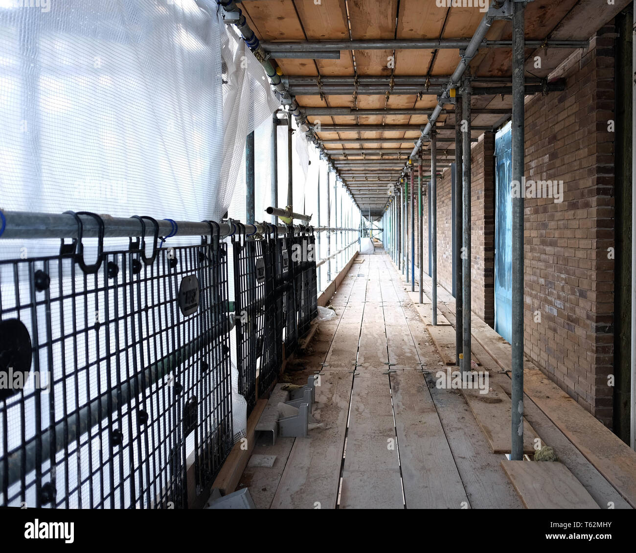 Aprile 2019 -alta su una impalcatura piattaforma di accesso utilizzato per la costruzione di un nuovo edificio, Foto Stock