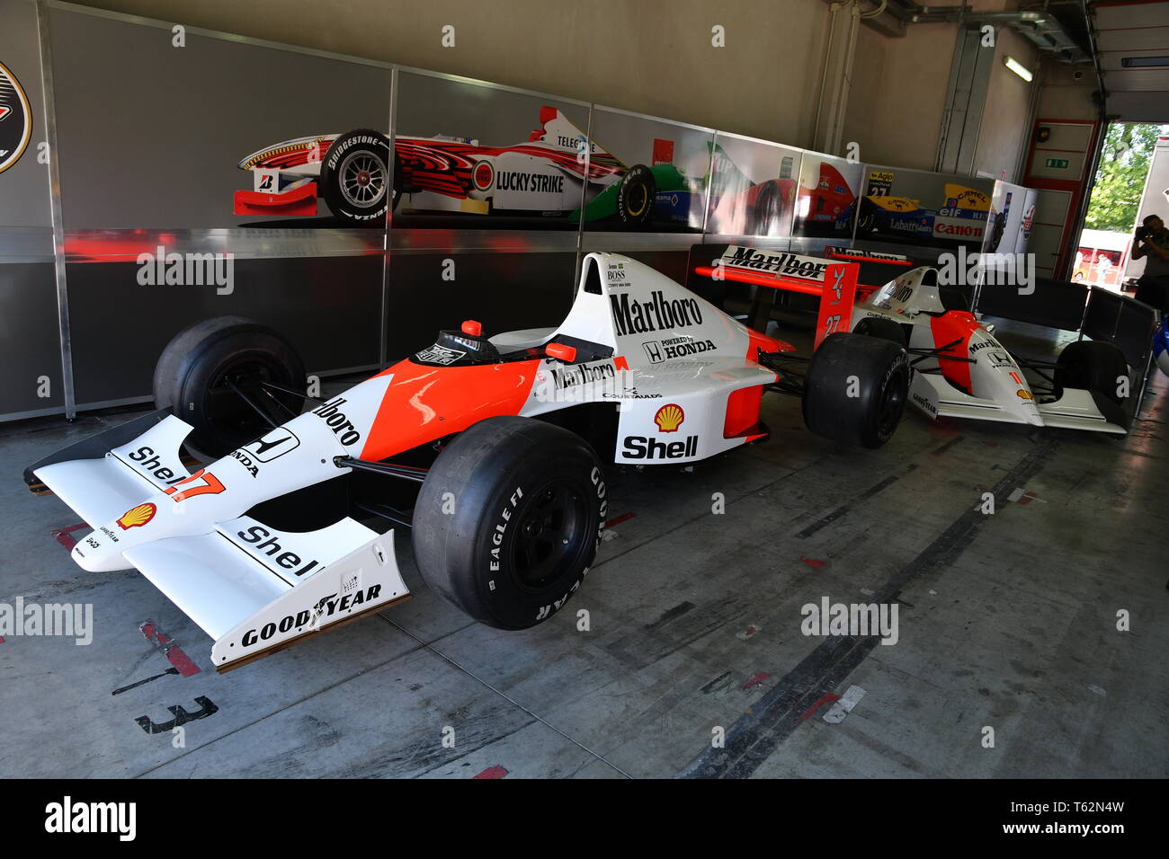 Imola, 27 Aprile 2019: Storico 1990 F1 McLaren MP4-5B ex Ayrton Senna - Gerhard Berger nella casella durante la Minardi Giornata Storica 2019 sul circuito di Imola Foto Stock