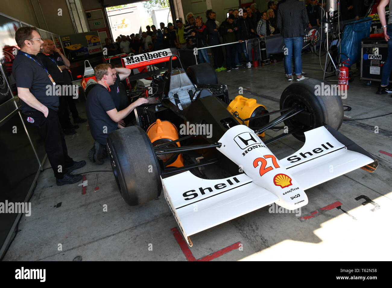 Imola, 27 Aprile 2019: Storico 1990 F1 McLaren MP4-5B ex Ayrton Senna - Gerhard Berger nella casella durante la Minardi Giornata Storica 2019 sul circuito di Imola Foto Stock