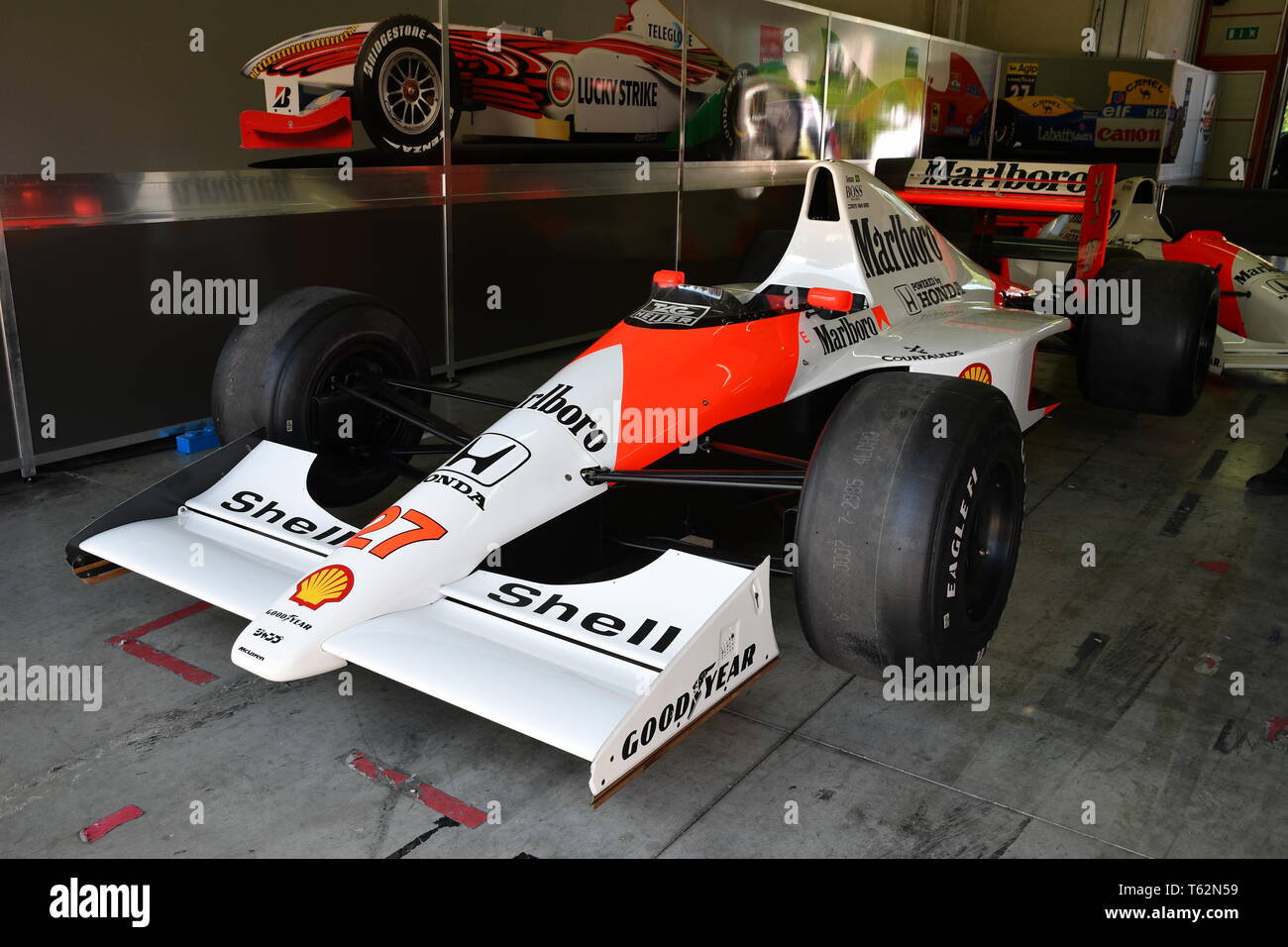 Imola, 27 Aprile 2019: Storico 1990 F1 McLaren MP4-5B ex Ayrton Senna - Gerhard Berger nella casella durante la Minardi Giornata Storica 2019 sul circuito di Imola Foto Stock