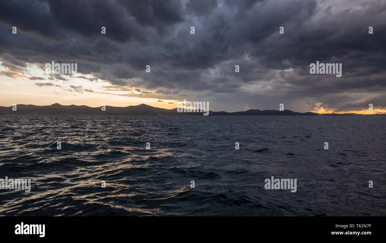 Tempesta, colpo cumulonimbus. Temporale. Nuvole spettacolari nel cielo. Mare Adriatico. Croazia. Europa. Foto Stock
