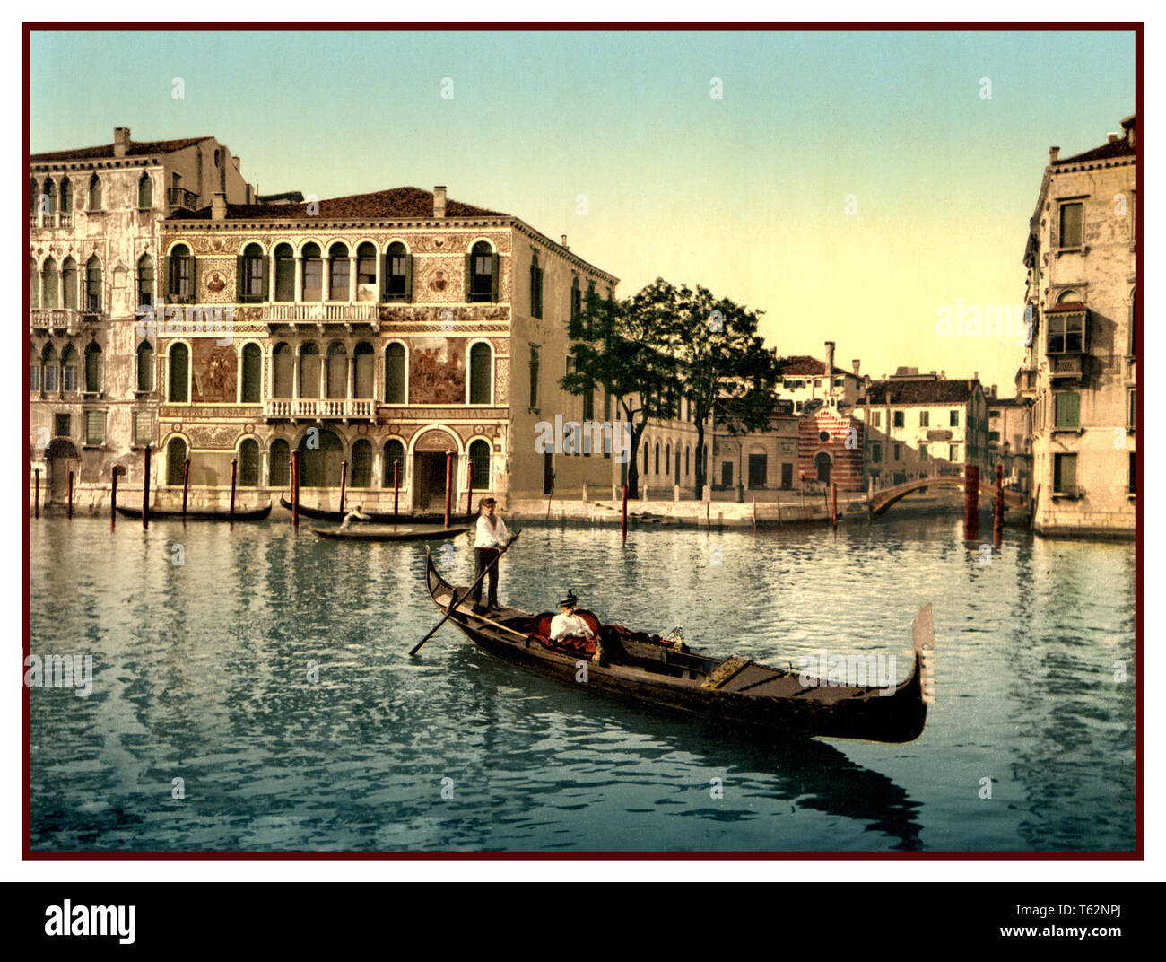 L'annata 1890 Photochrom Venezia Da Mula Palace Canal Grande con la gondola e visitatore femmina in primo piano Foto Stock
