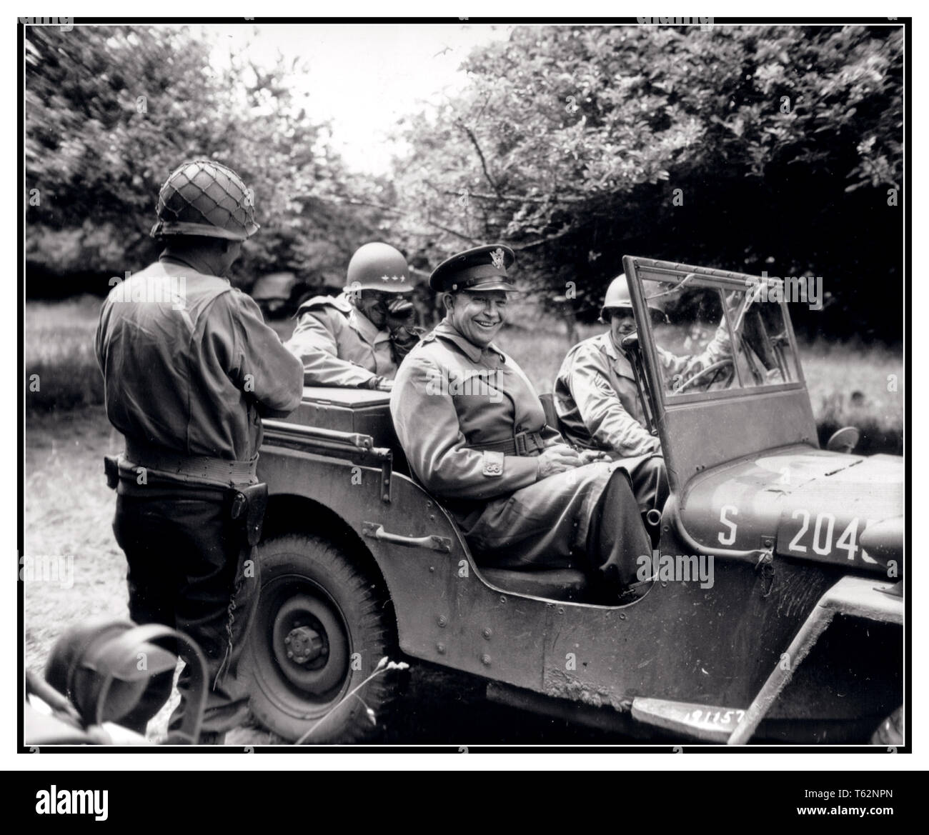 D invasione il giorno 6 giugno 1944 Guerra Mondiale II generale Dwight D Eisenhower Comandante supremo alleato sorridente nel suo Willys MB Jeep 4x4. Generale Bradley è nel sedile posteriore anche divertito. Haunville Normandia Francia settentrionale Foto Stock