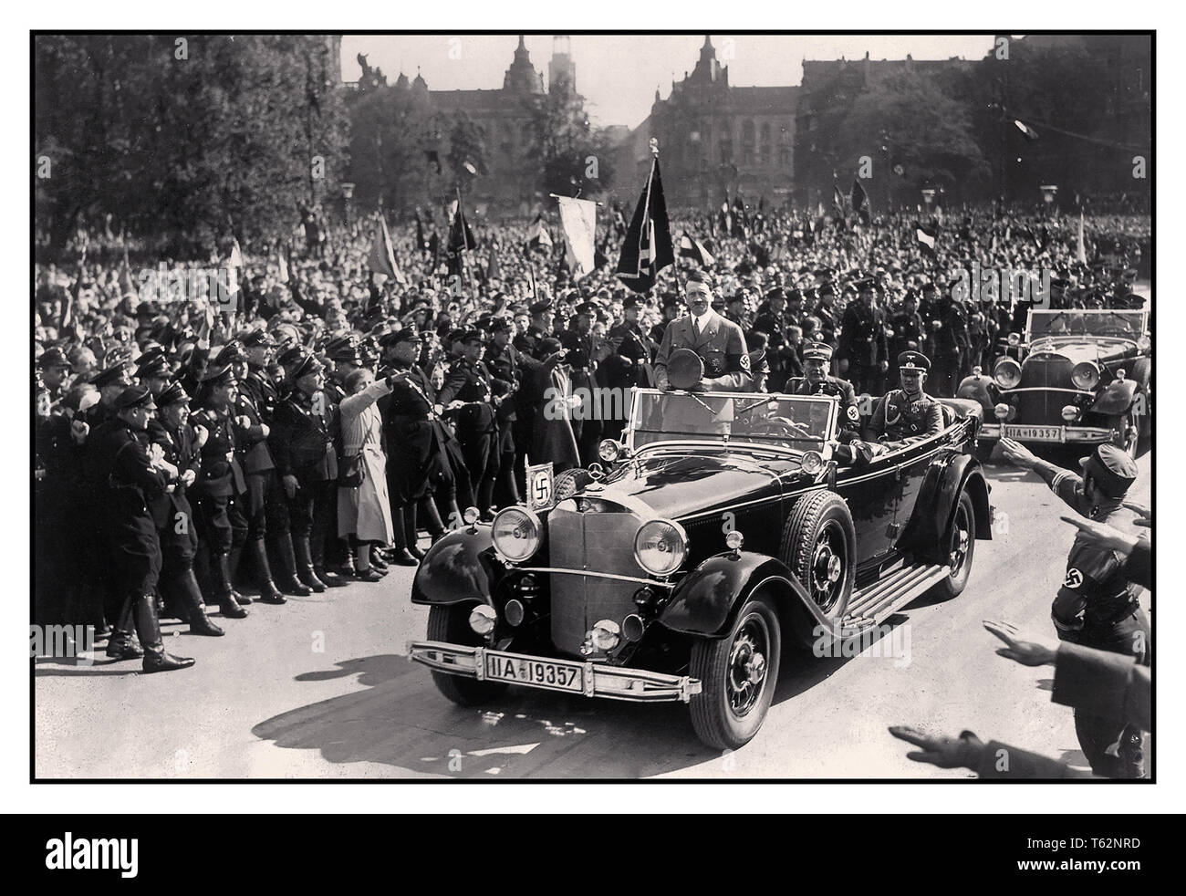 Adolf Hitler in Mercedes vettura aperta riconosce il Norimberga folla estatica dando il nazista Heil Hitler salute nel suo 1939 Mercedes-Benz 770K aperto lordo Tourer autovettura che ha usato durante le parate naziste Foto Stock