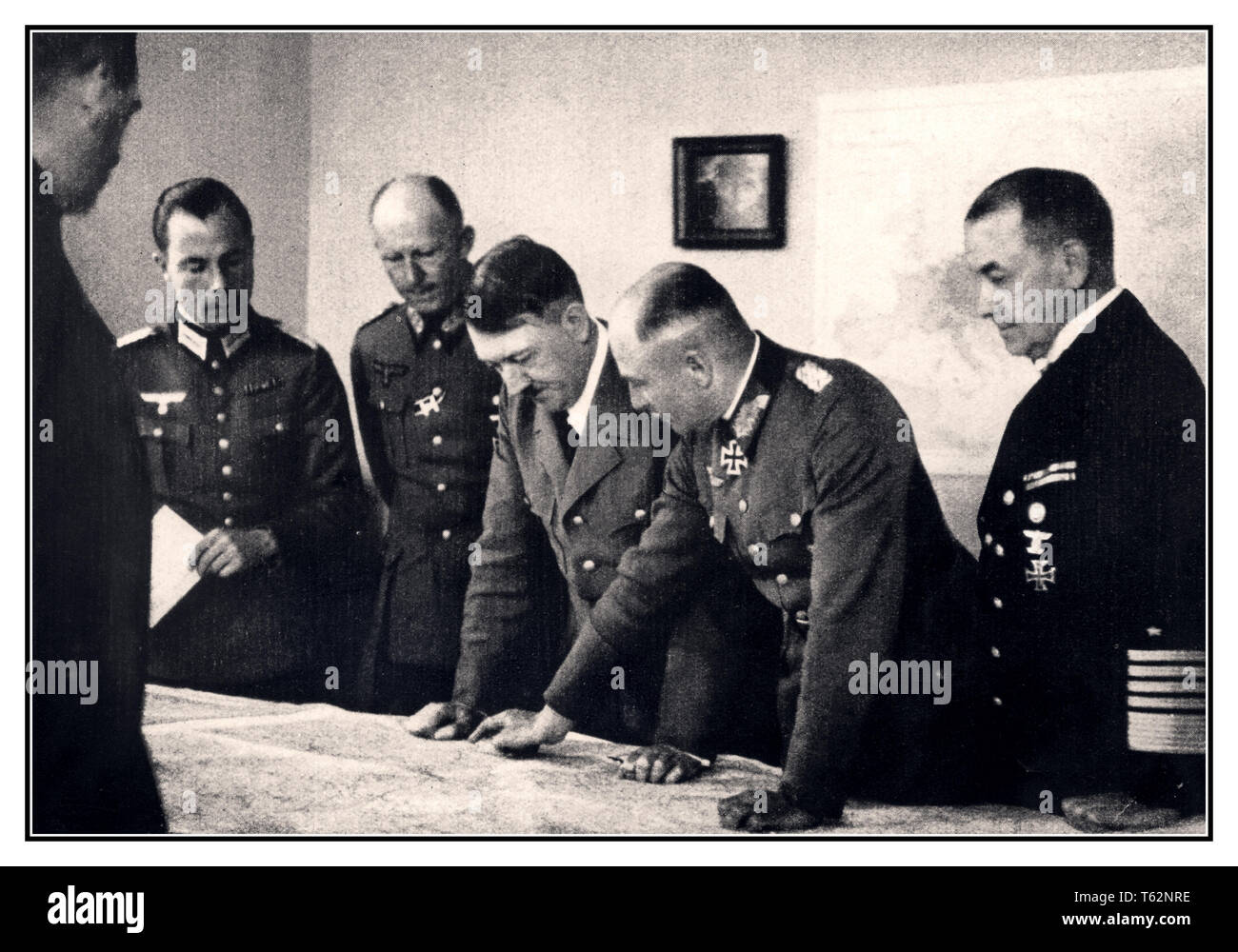 Adolf Hitler con mappe di combattimento a Bruly-de-Peche Ardenne WW2 command center, come illustrato a sinistra di Adolf Hitler è generale Alfred Jodl, e sulla destra il maresciallo di campo Walter von Brauchitsch, comandante in capo dell'esercito. Accanto a lui l'ammiraglio della flotta Dr Erich Raeder. 1944 Foto Stock