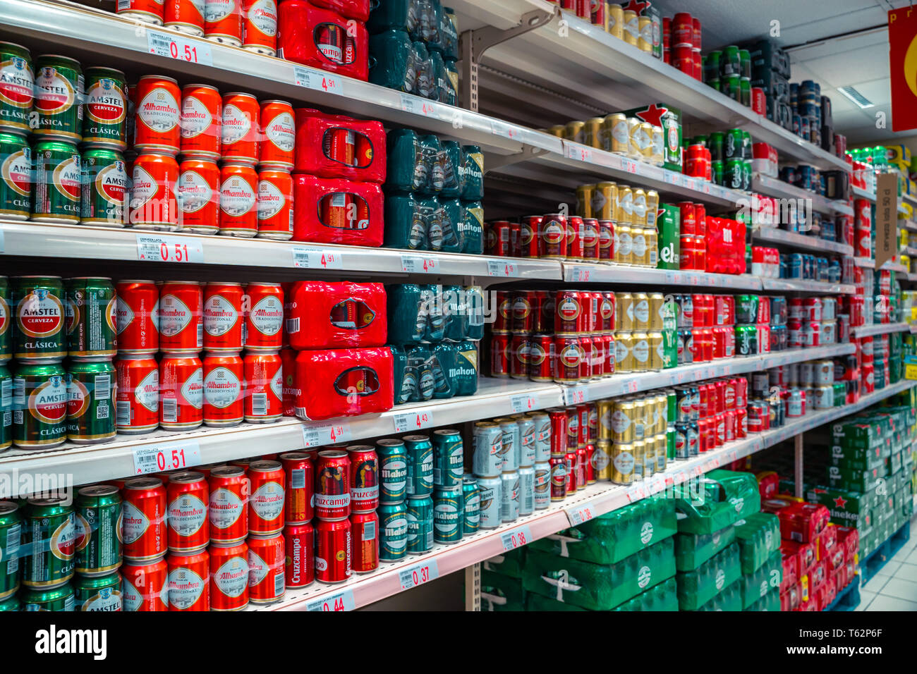 Valencia, Spagna - 27 Aprile 2019: Birra dipartimento all Ipermercato  Auchan. Lo spagnolo alcolici. Lattine di birra sugli scaffali Foto stock -  Alamy