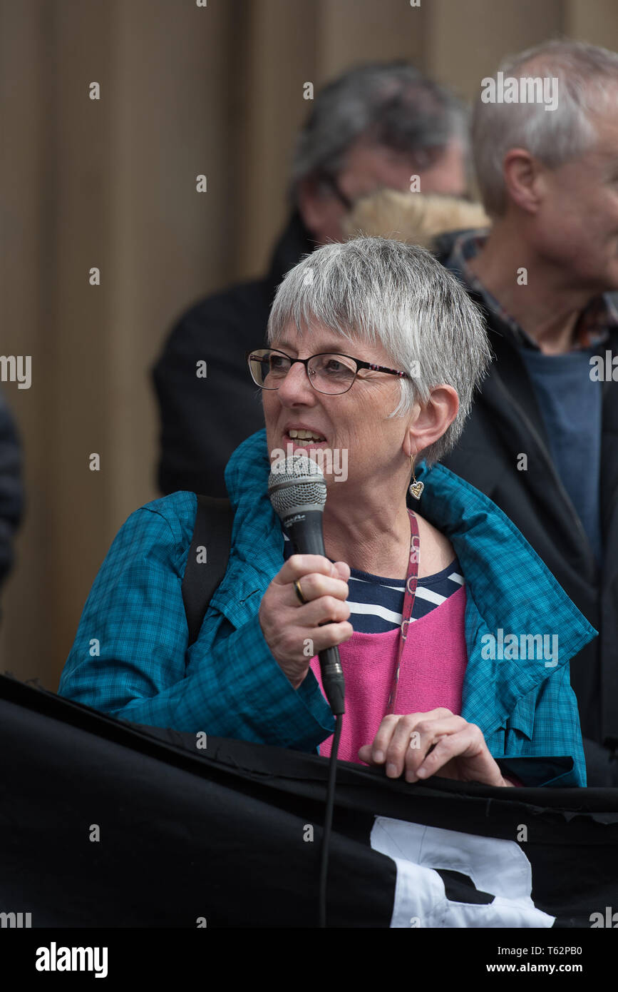 Julie Ward, MEP visto parlando durante il rally a Bexley Square a Salford. La campagna è stata lanciata per fermare Tommy Robinson di essere eletto per rappresentare il nord-ovest in seno al Parlamento europeo. Foto Stock