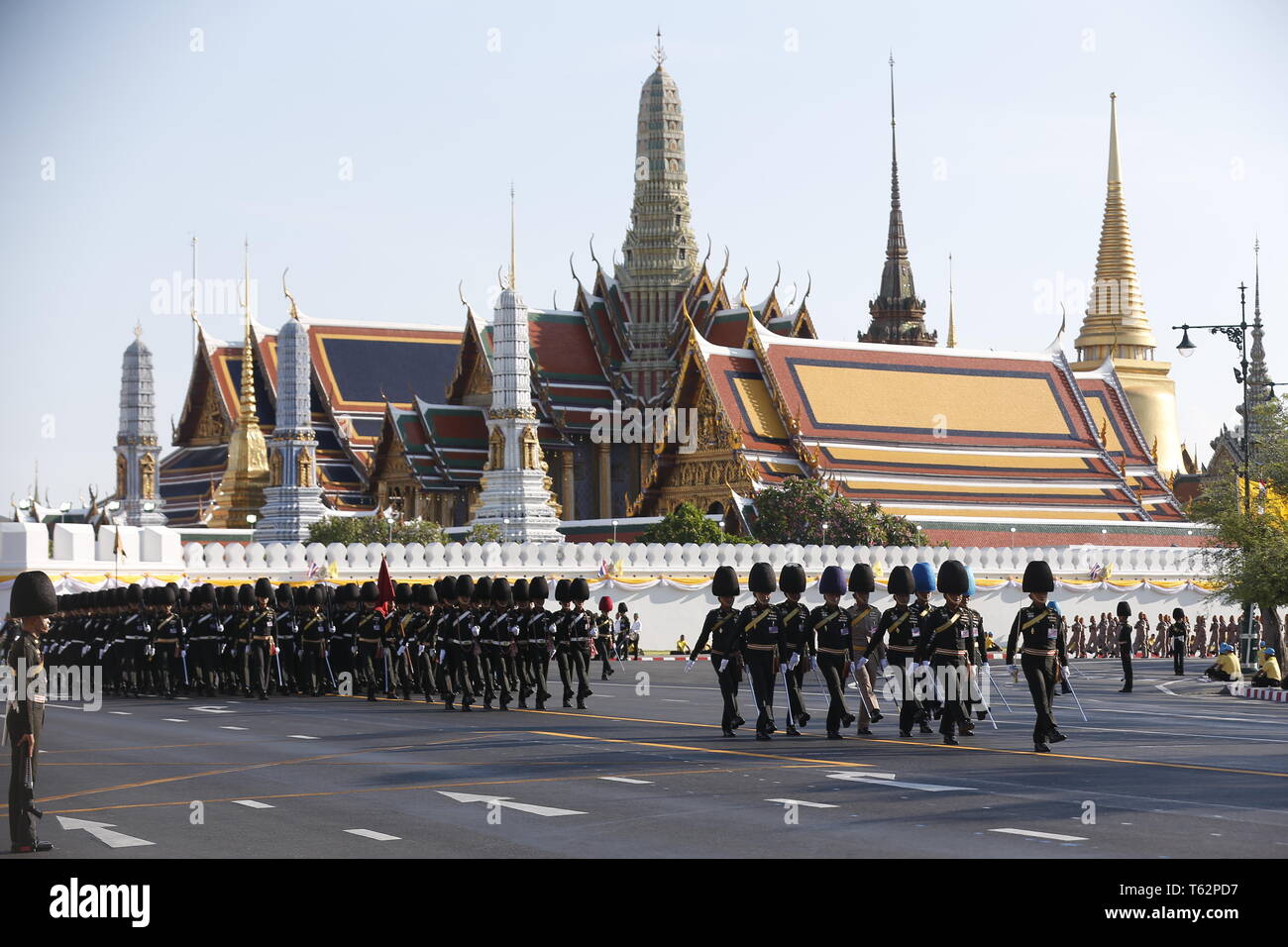 I soldati si sono visti in marcia durante le processioni prova davanti al royal incoronazione della Thailandia del re Maha Vajiralongkorn Bodindradebayavarangkun (Rama X) in Bangkok. Foto Stock