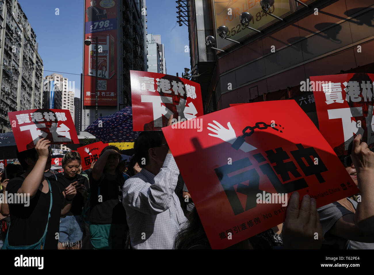 I manifestanti visto holding cartelloni durante la dimostrazione. Una stima approssimativa di 130.000 manifestanti hanno marciato verso il basso l'arteria principale di Hong Kong per protestare contro una nuova legge in materia di estradizione emendamenti proposti in Hong Kong. Gli emendamenti dovrebbero consentire il governo di Hong Kong per il trasferimento di latitanti in Cina e in altri paesi con cui Hong Kong non ha precedenti accordi di estradizione. La proposta è soddisfatta con un insolitamente ampia opposizione, e si trova di fronte a una resistenza significativa nella città del legislatore. Foto Stock