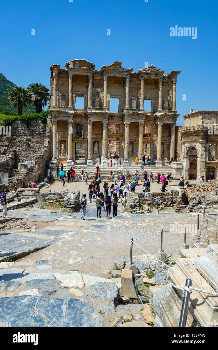 La facciata della Biblioteca di Celso e viste del popolare sito turistico di Efeso, nonché patrimonio dell'UNESCO, Selçuk, Turchia, Foto Stock