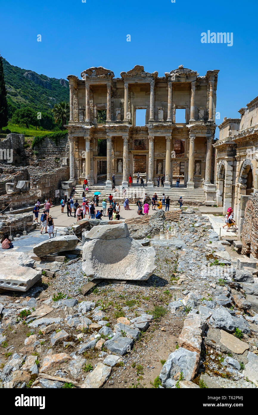La facciata della Biblioteca di Celso e viste del popolare sito turistico di Efeso, nonché patrimonio dell'UNESCO, Selçuk, Turchia, Foto Stock