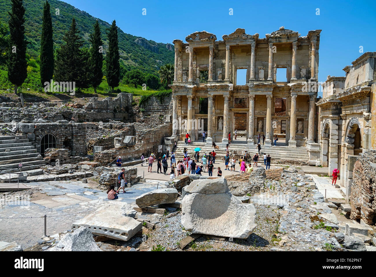 La facciata della Biblioteca di Celso e viste del popolare sito turistico di Efeso, nonché patrimonio dell'UNESCO, Selçuk, Turchia, Foto Stock