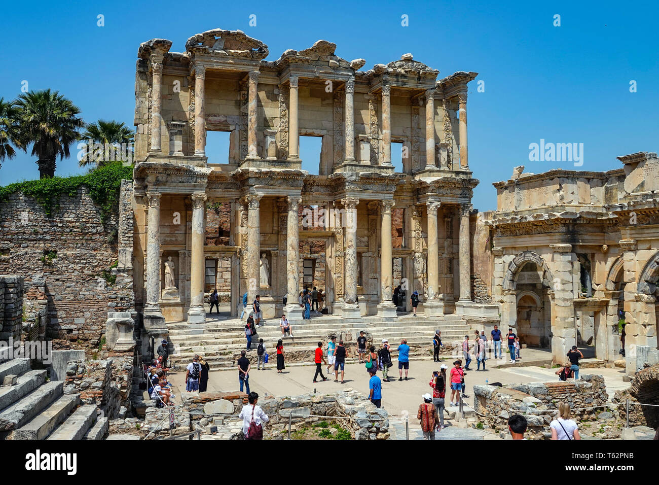 La facciata della Biblioteca di Celso e viste del popolare sito turistico di Efeso, nonché patrimonio dell'UNESCO, Selçuk, Turchia, Foto Stock