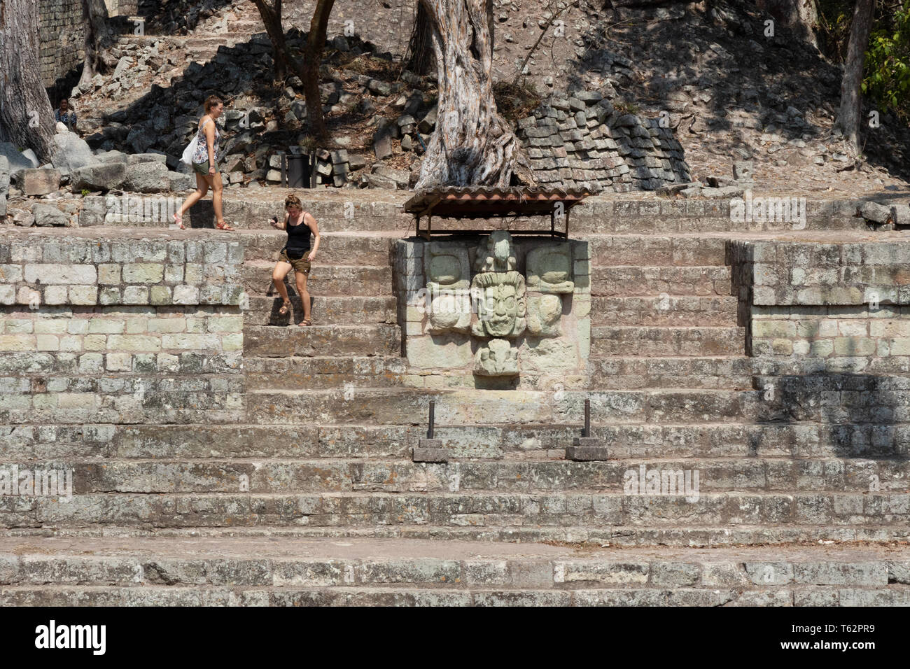 Copan Honduras travel - turisti guardando le antiche rovine Maya presso Copan sito Patrimonio Mondiale dell'UNESCO, Copan Honduras America Centrale Foto Stock