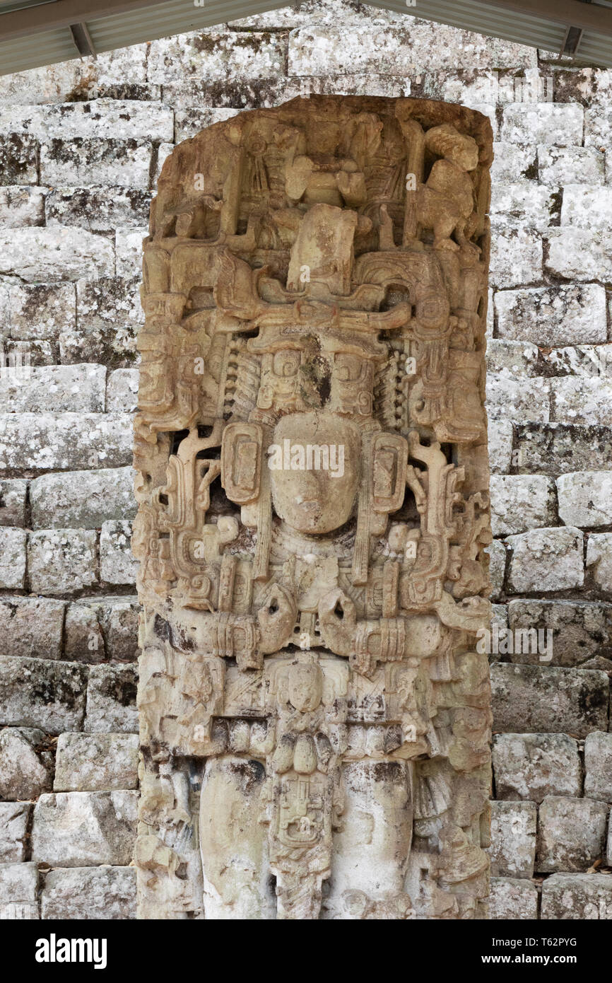 Copan Honduras - Stele N, o pietra permanente N, maya della pietra che intaglia un monumento; UNESCO World Heritage Site, Copan Honduras America Centrale Foto Stock